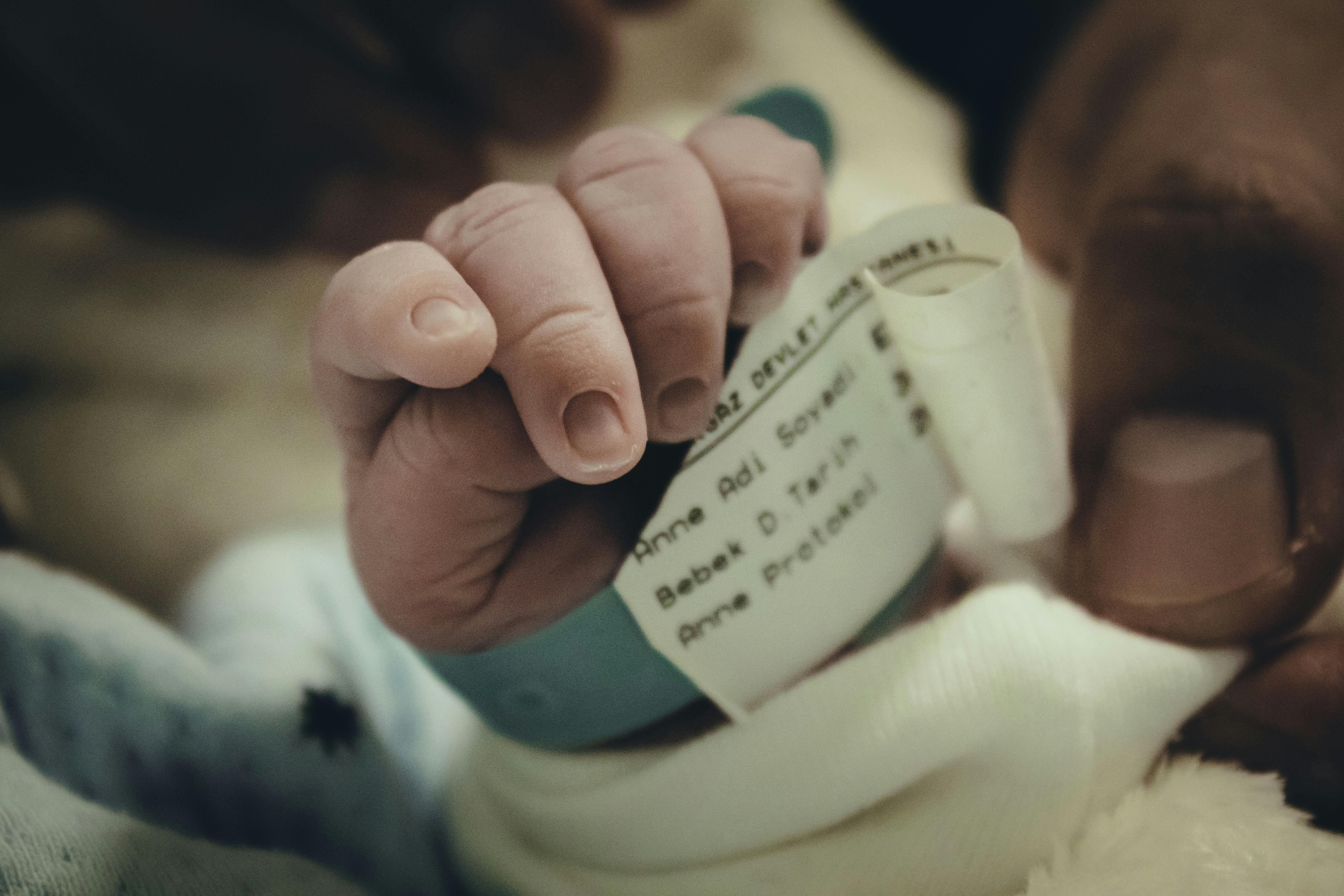 Un bracelet d'hôpital sur un bébé | Source : Pexels