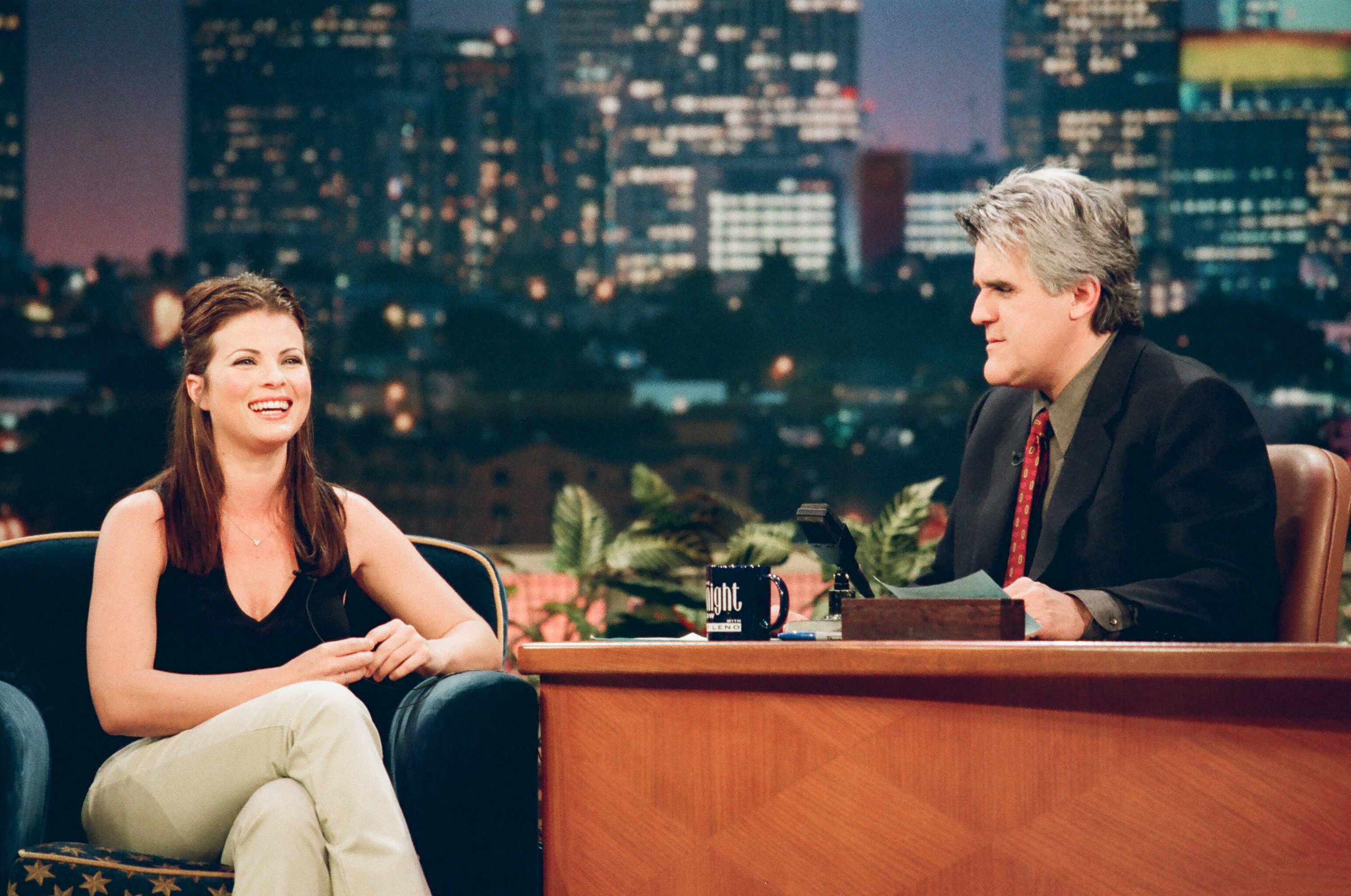 Yasmine Bleeth lors d'une interview avec l'animateur de télévision Jay Leno le 1er mai 1998 | Source : Getty Images