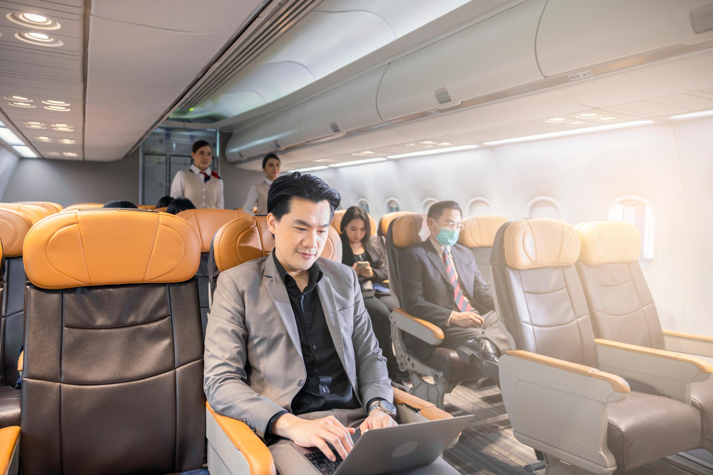 Des passagers en première classe | Source : Shutterstock