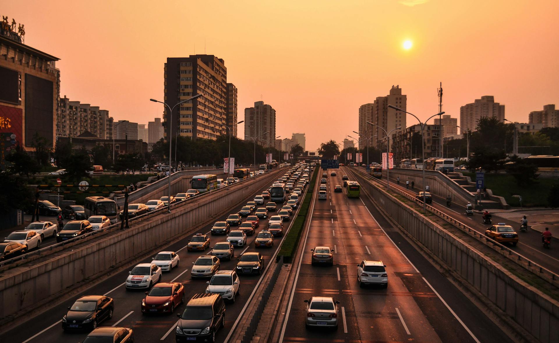 Voitures sur une route | Source : Pexels