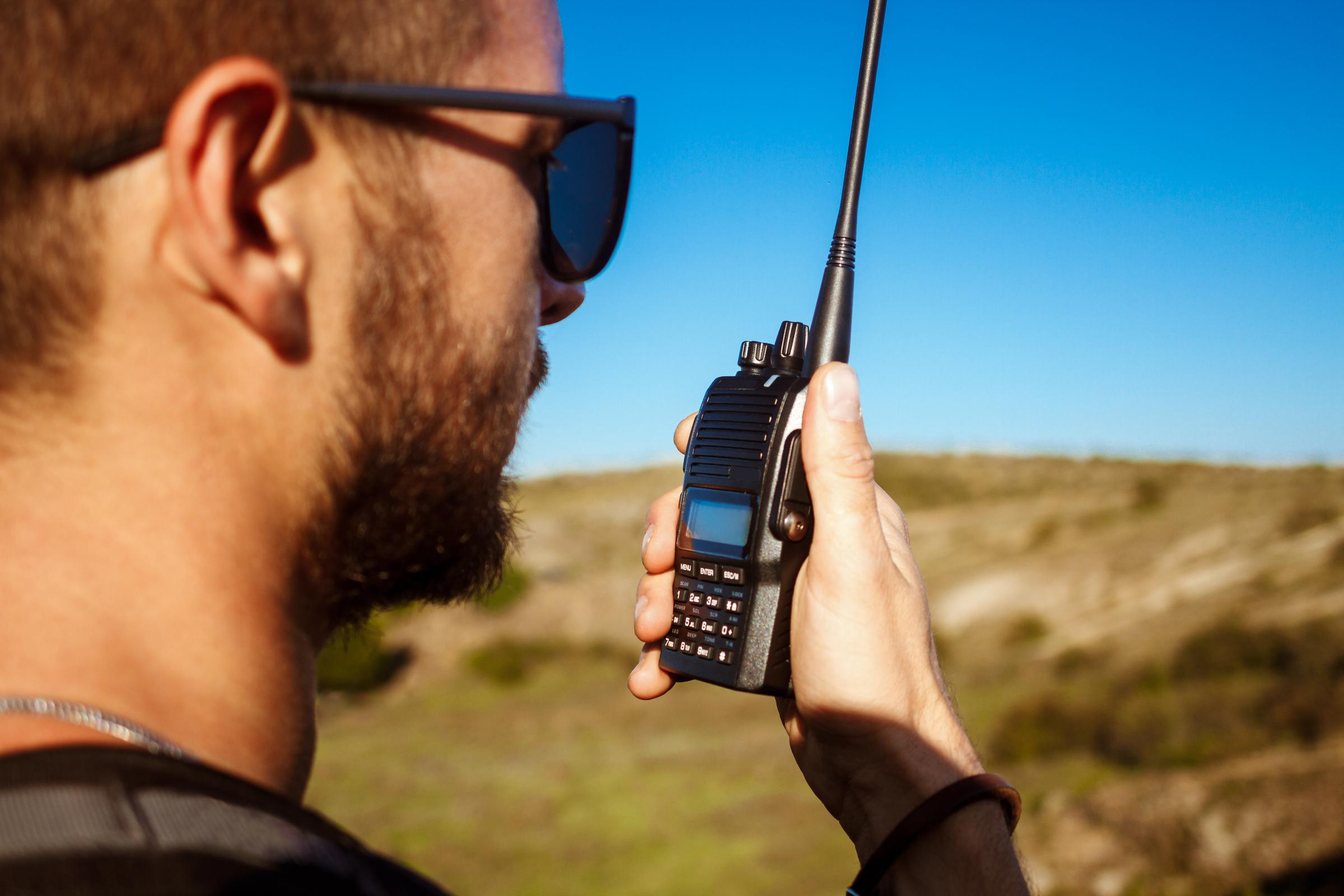 Un homme avec une radio portable | Source : Freepik