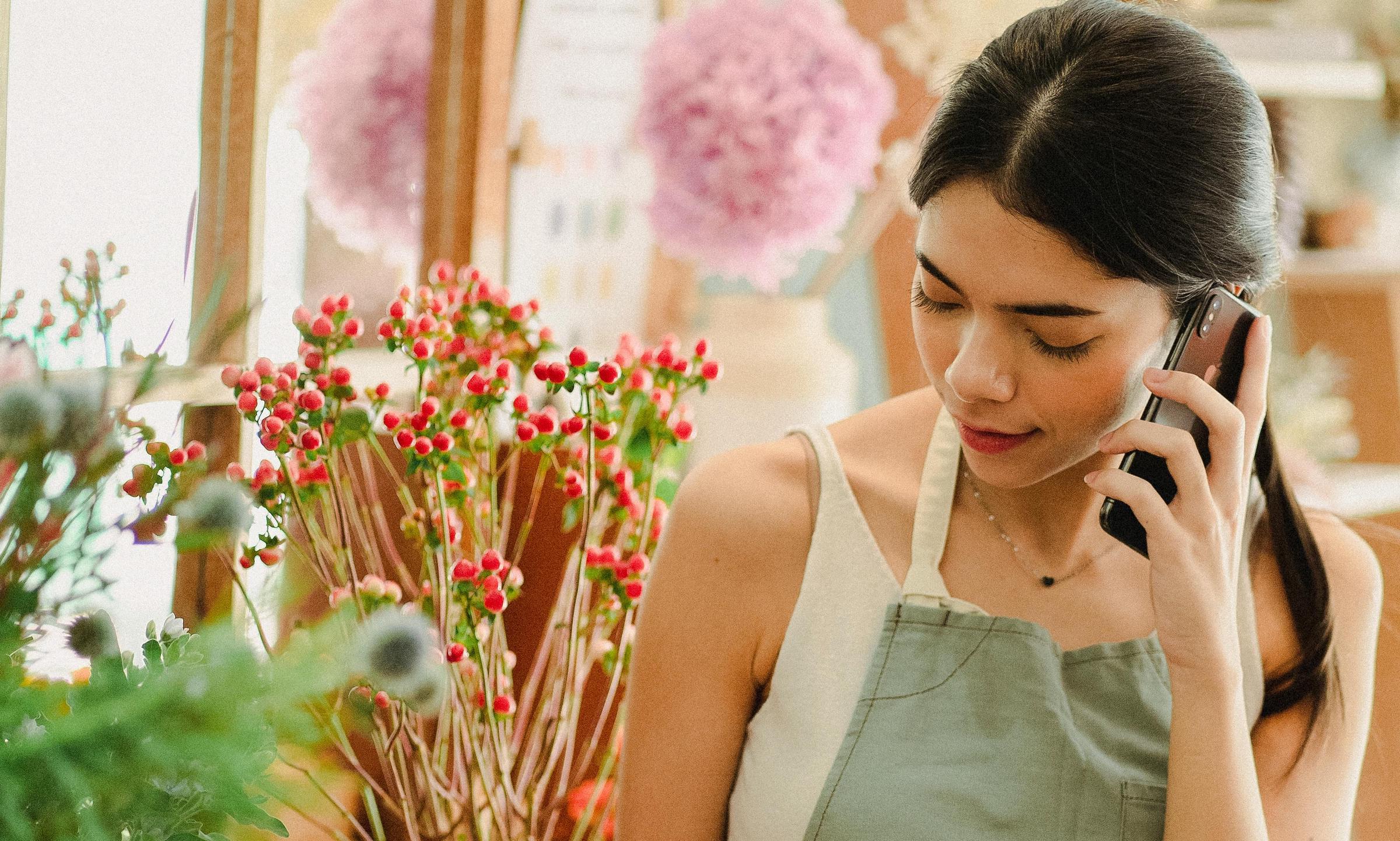 Jane appelle le meilleur ami de Ryan, Mike, pour avoir des nouvelles de l'endroit où il se trouve | Source : Pexels