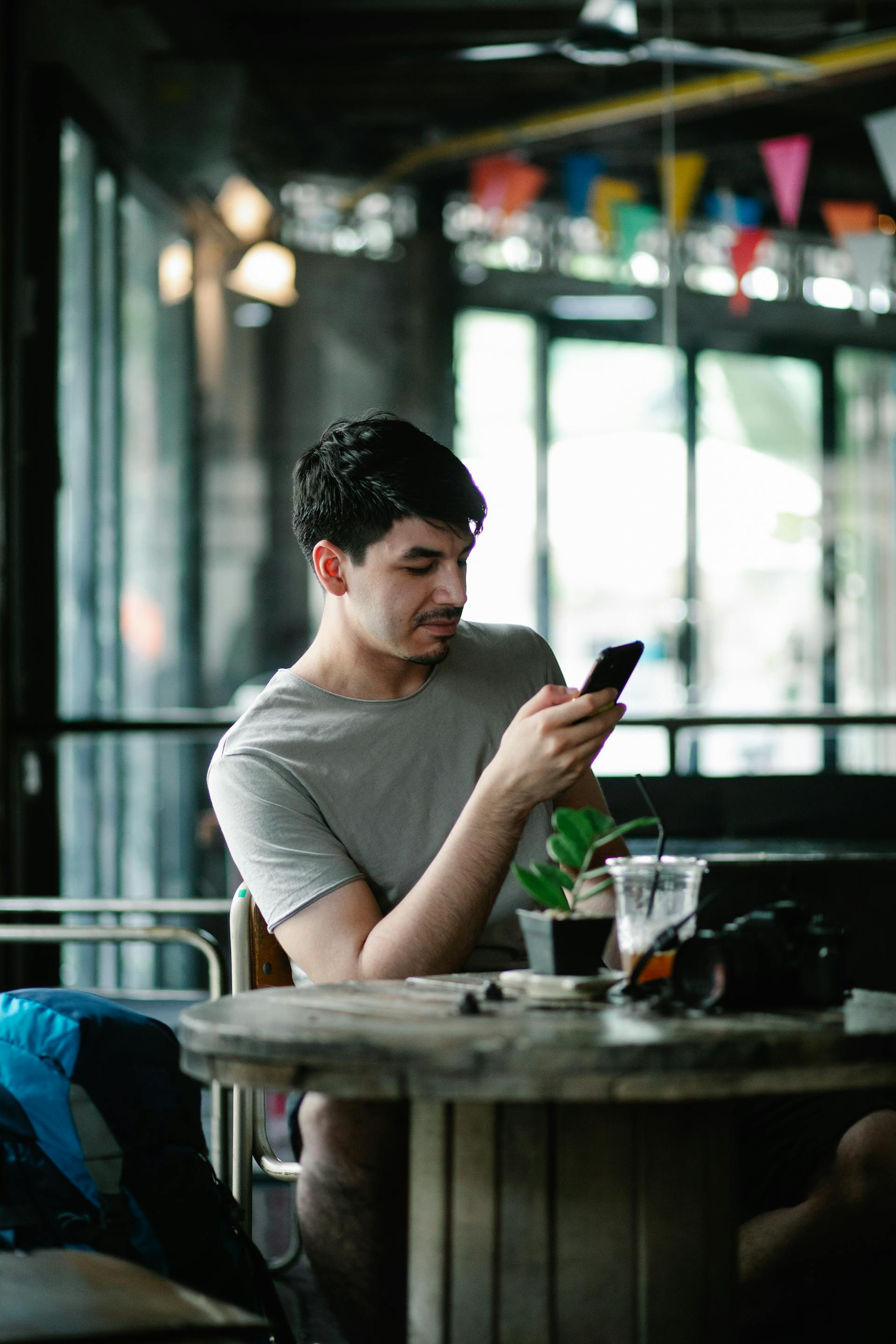 Un homme qui consulte son téléphone | Source : Pexels