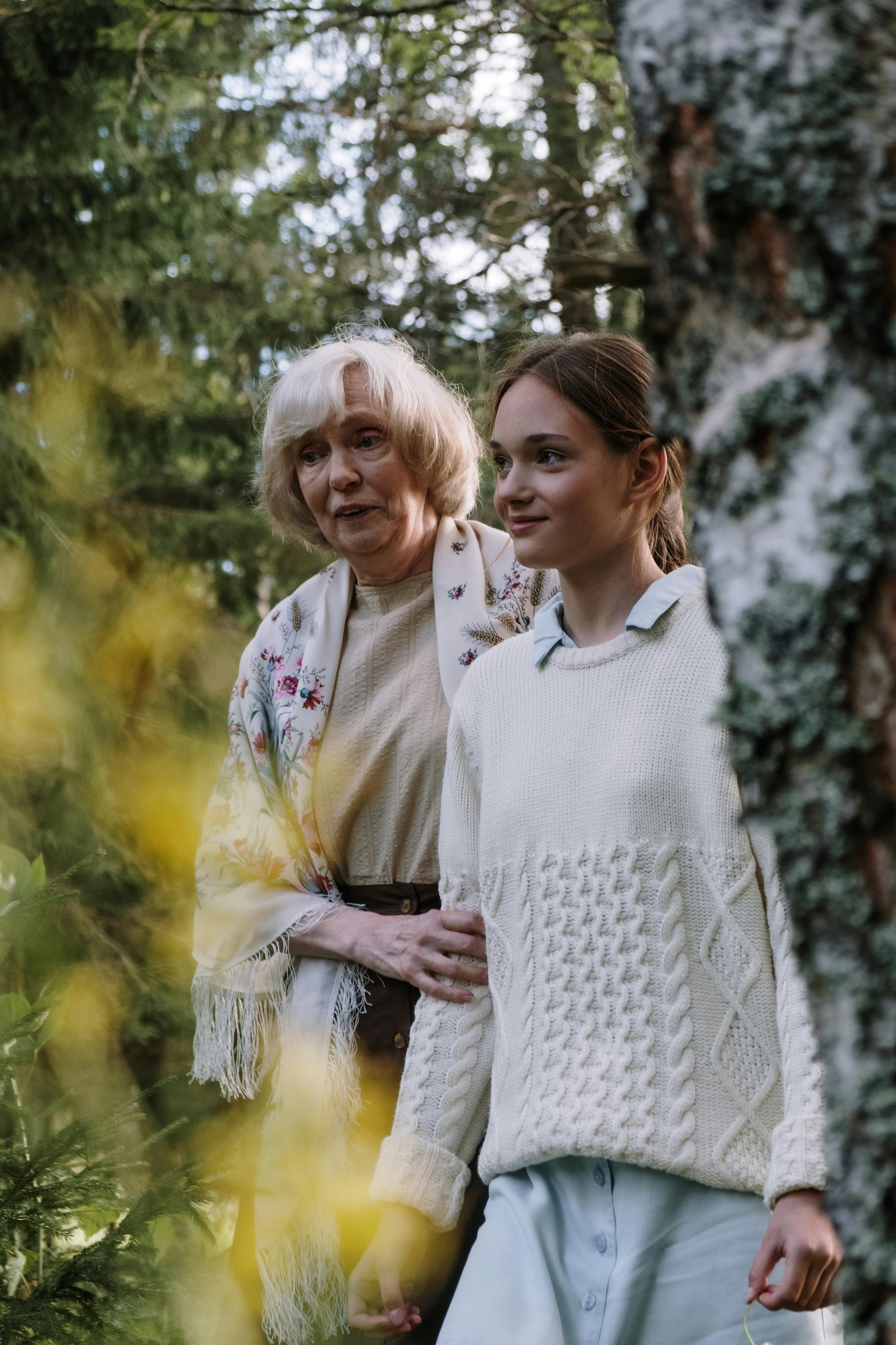 Une femme âgée avec une adolescente | Source : Pexels