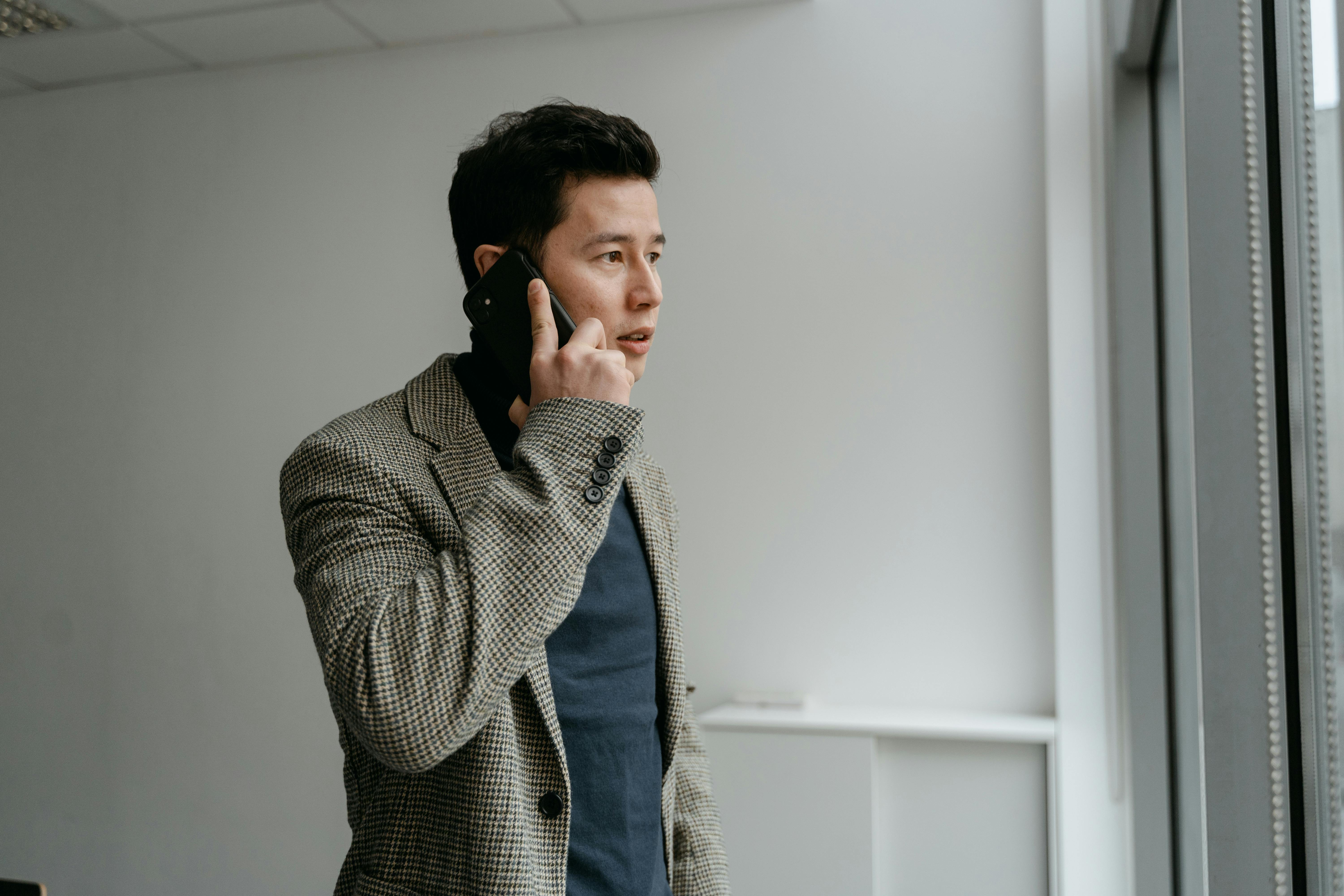 Un homme qui parle au téléphone | Source : Pexels