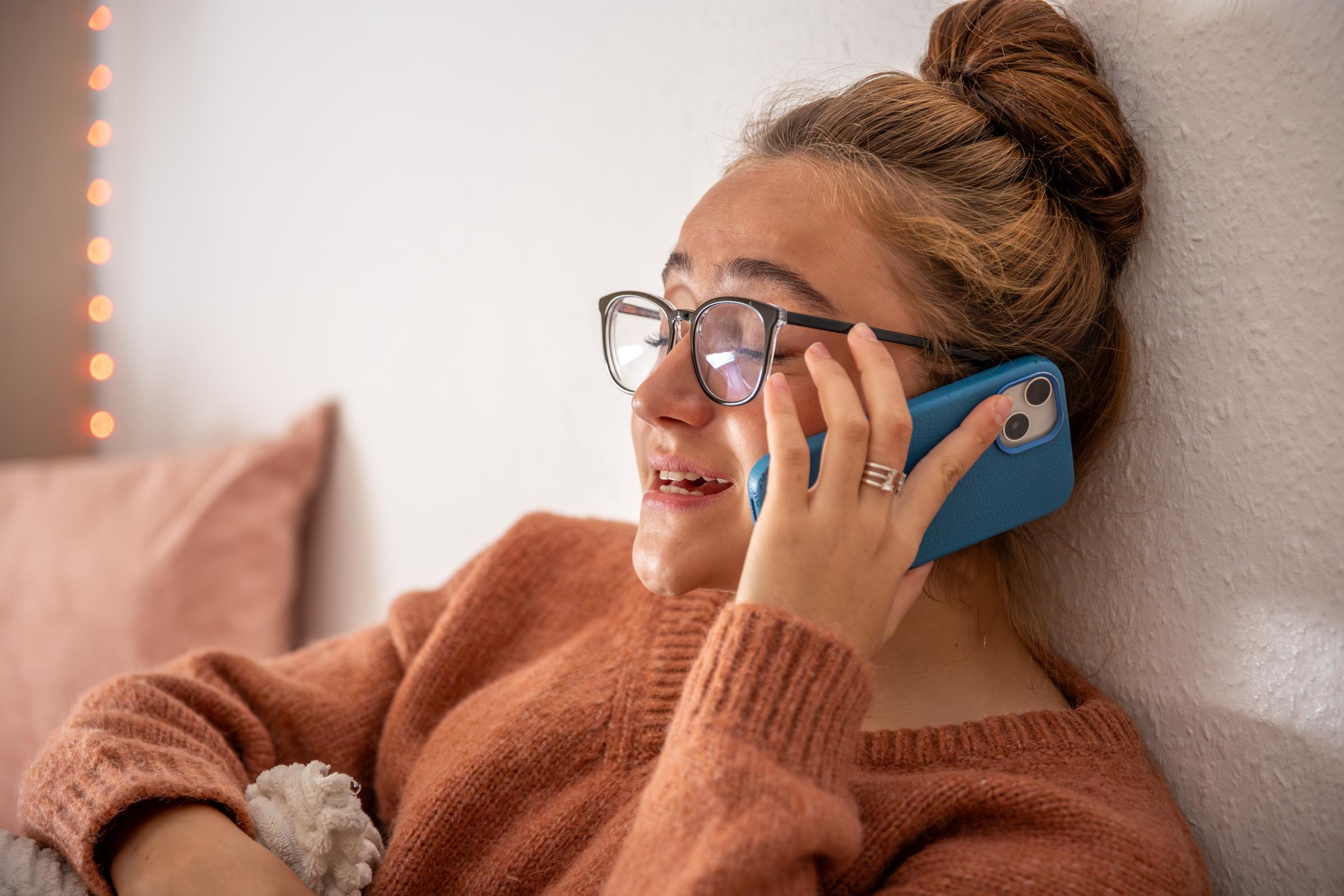 Une fille sur un téléphone | Source : Freepik