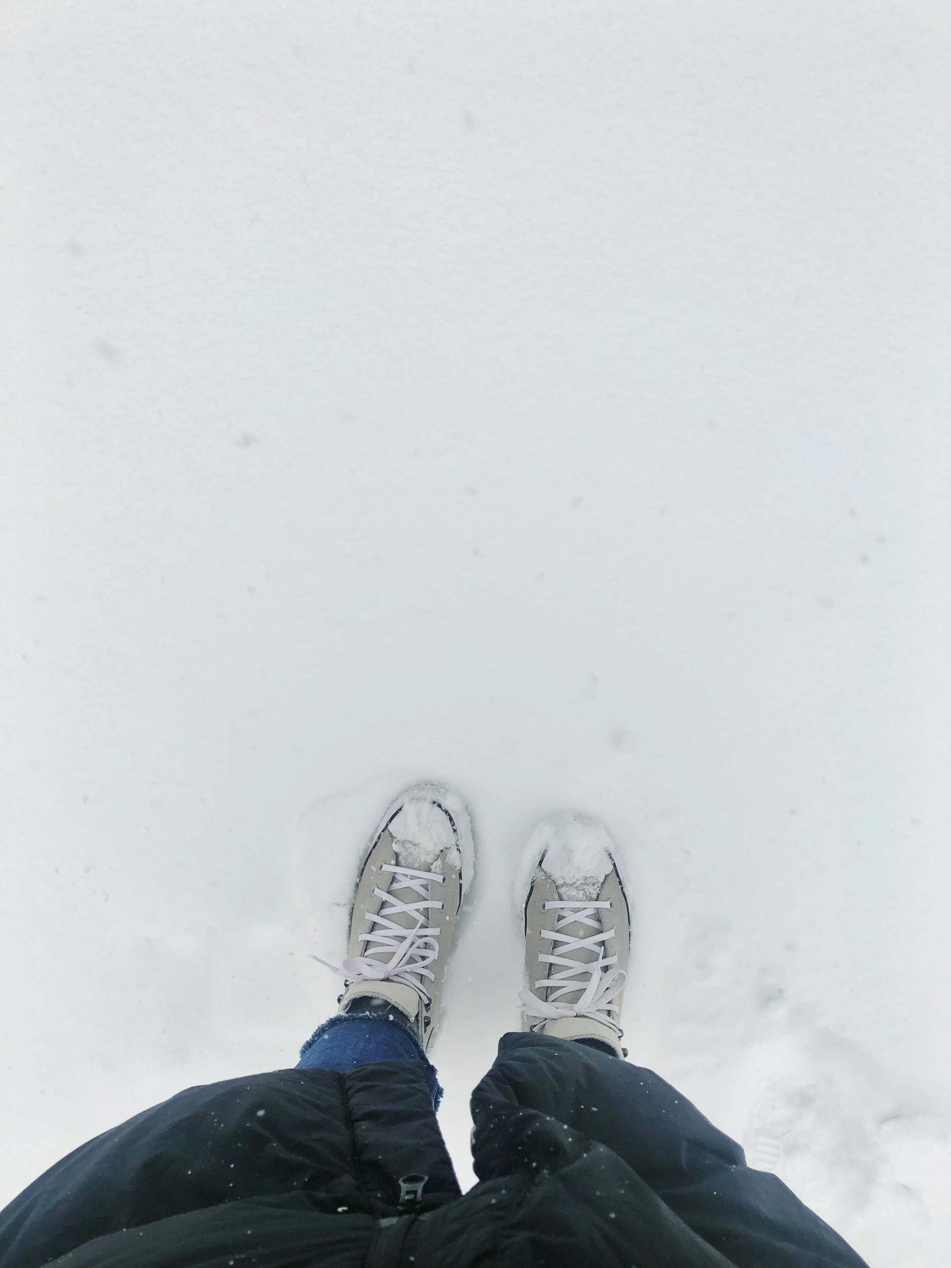Une personne debout sur la neige | Source : Unsplash