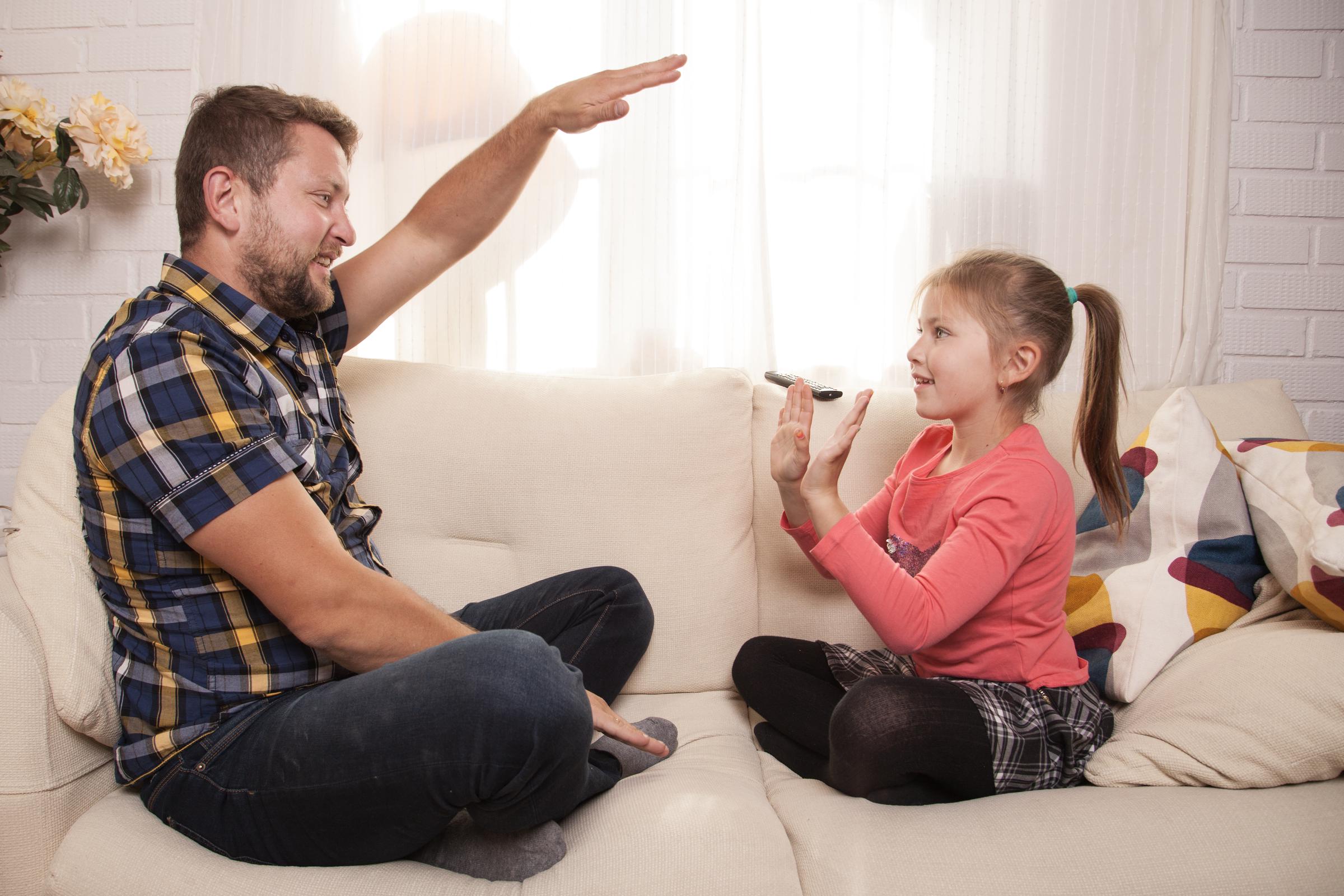 Un homme jouant avec sa fille | Source : Freepik