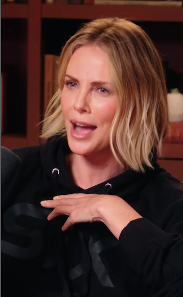 Charlize Theron sur le teaser de l'épisode du podcast "Call Her Daddy", daté du 1er juillet 2025 | Source : Instagram/callherdaddy