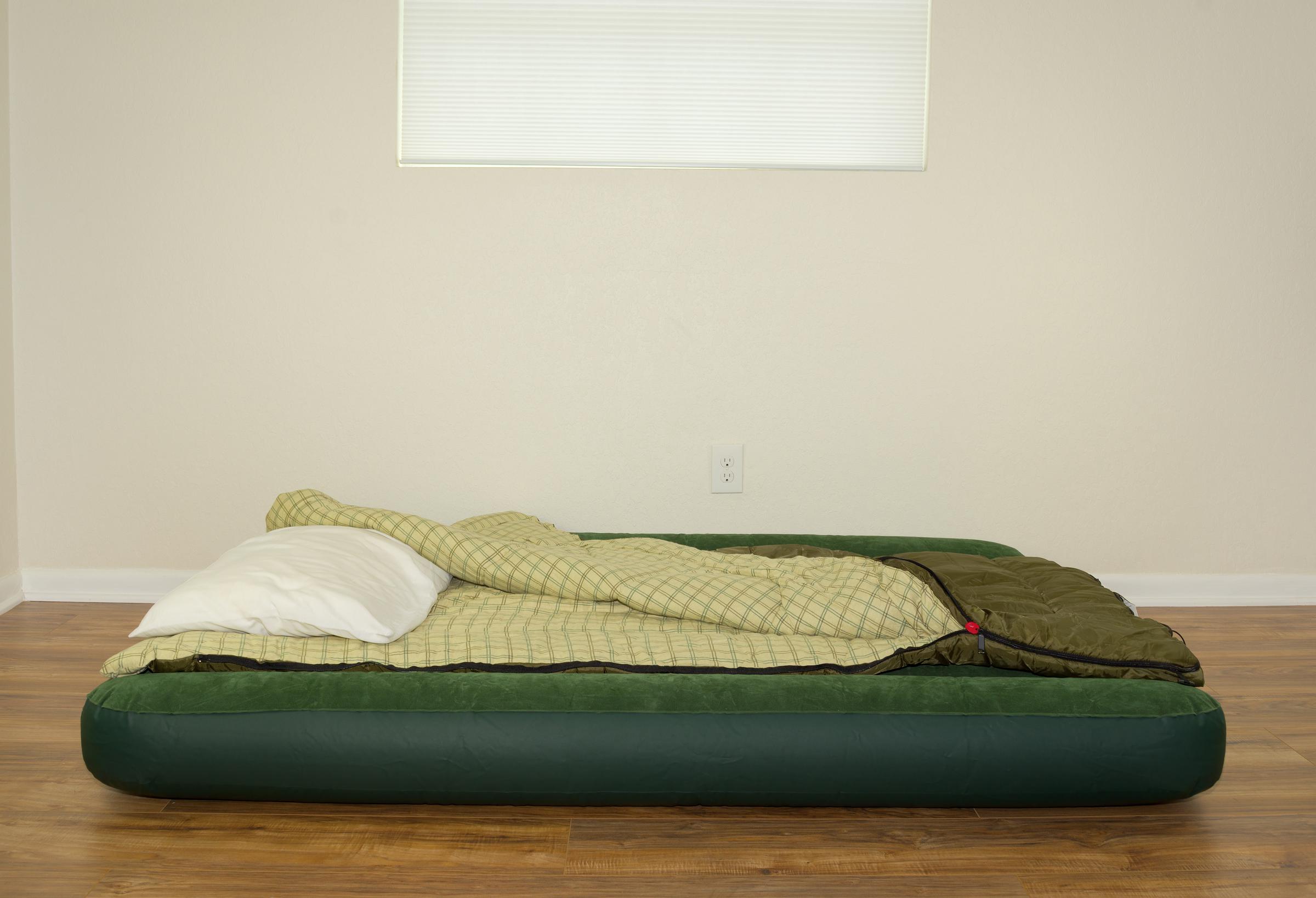 Un matelas gonflable couché sur le sol | Source : Shutterstock