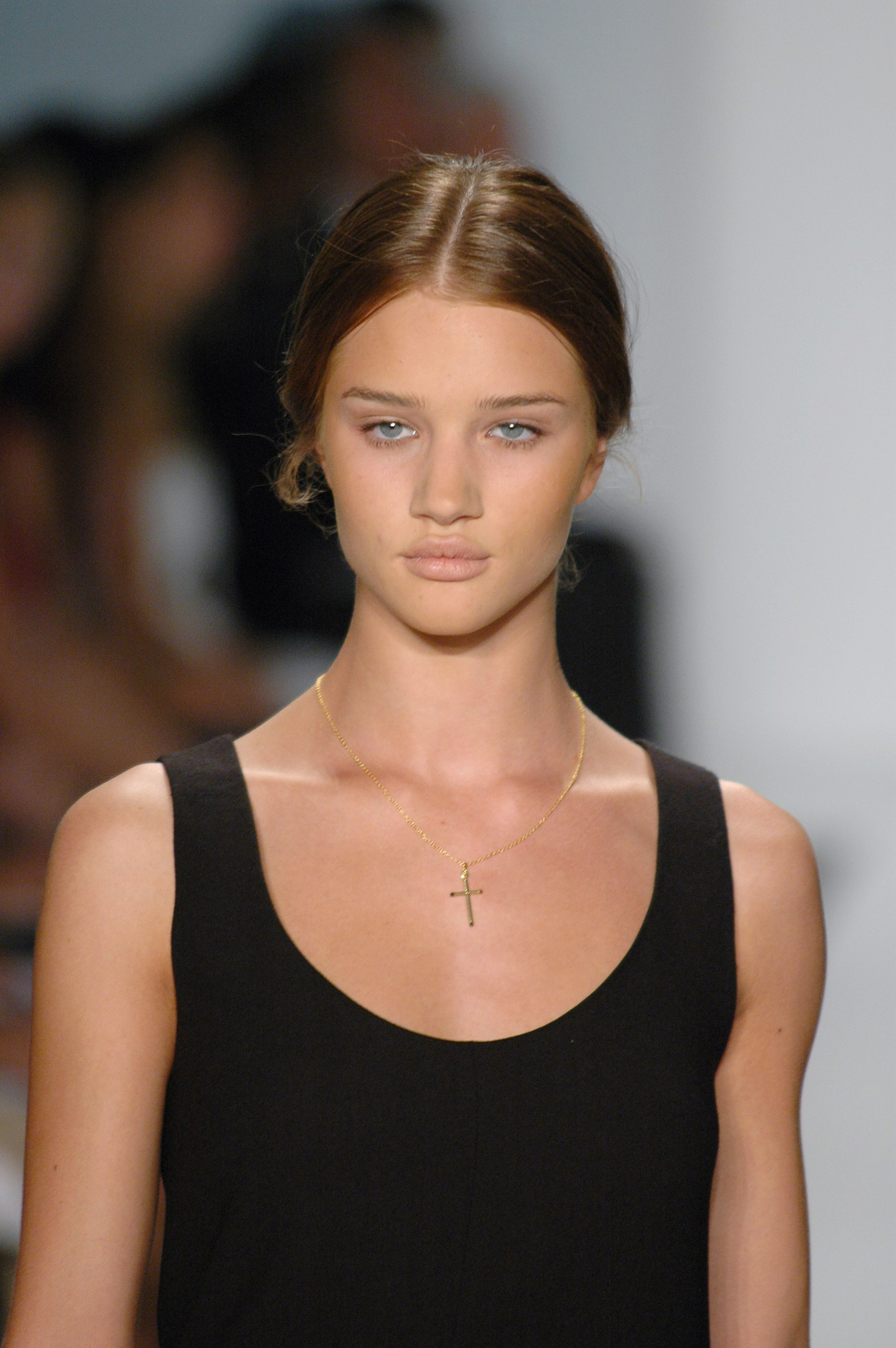 Rosie Huntington-Whiteley reste chic sans effort dans une robe noire minimaliste et un délicat collier en croix. | Source : Getty Images