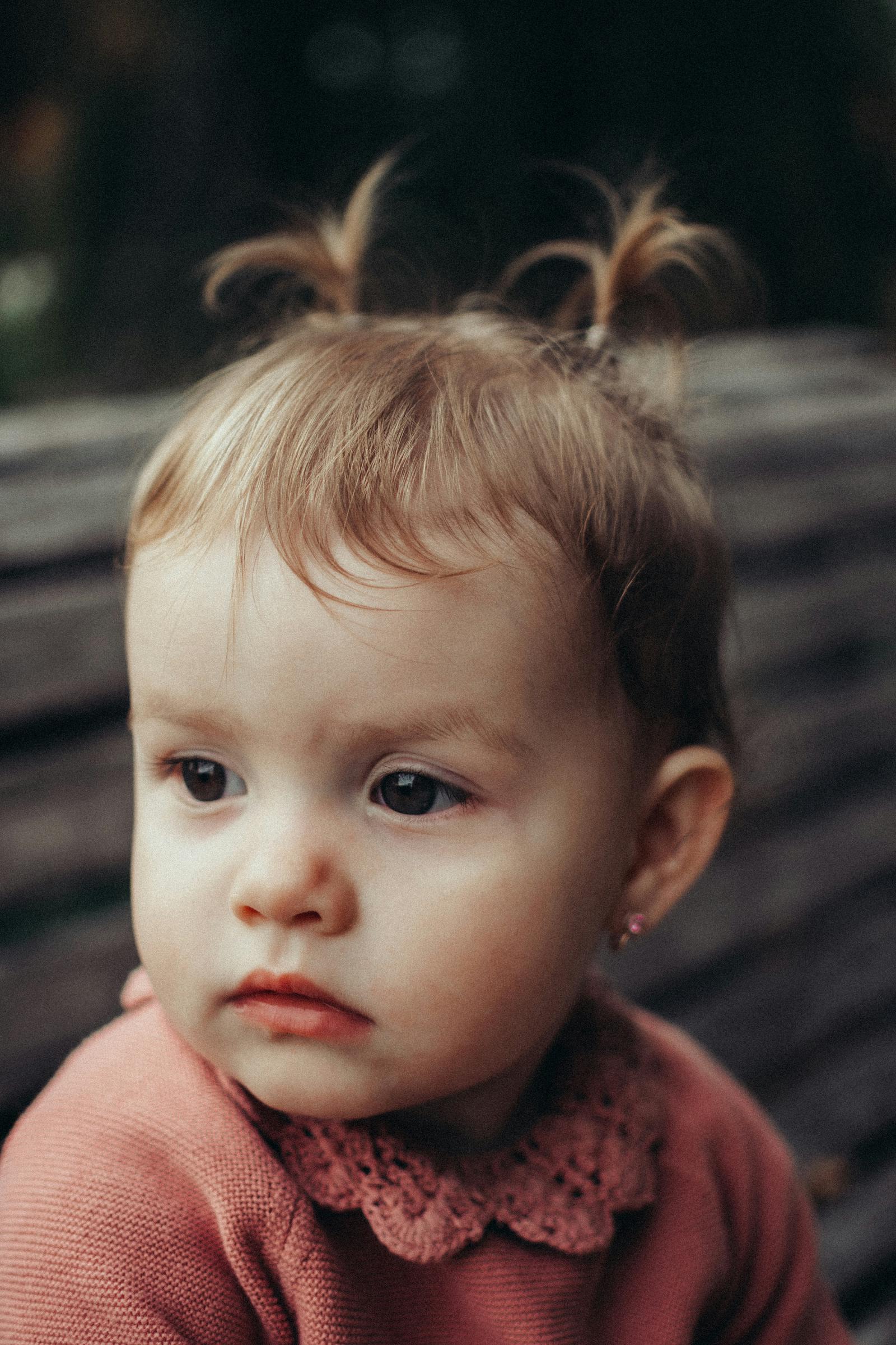 Gros plan sur une petite fille | Source : Unsplash