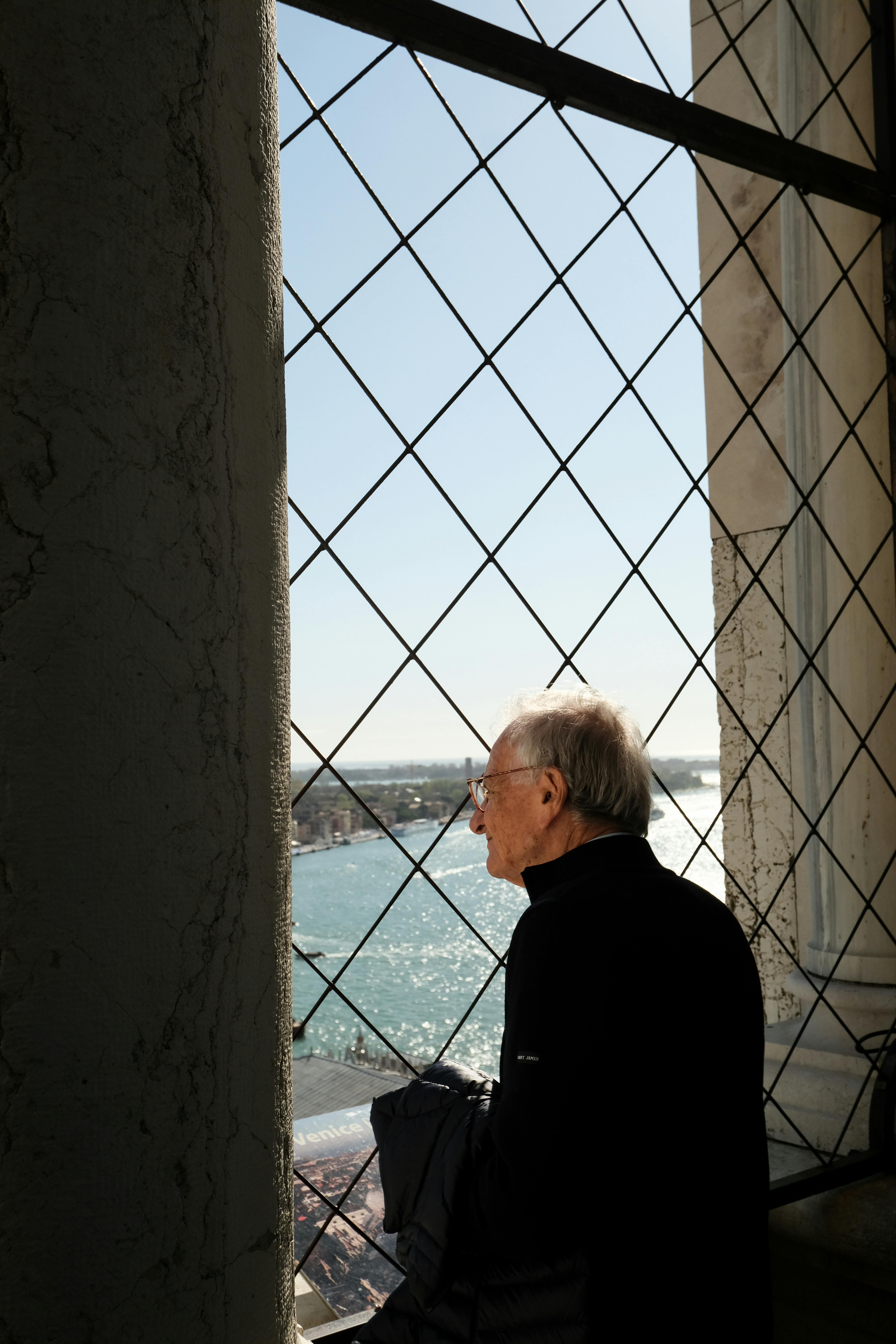 Homme âgé regardant par la fenêtre | Source : Pexels