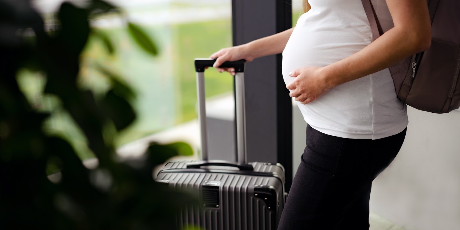 Une femme enceinte avec une valise | Source : Shutterstock