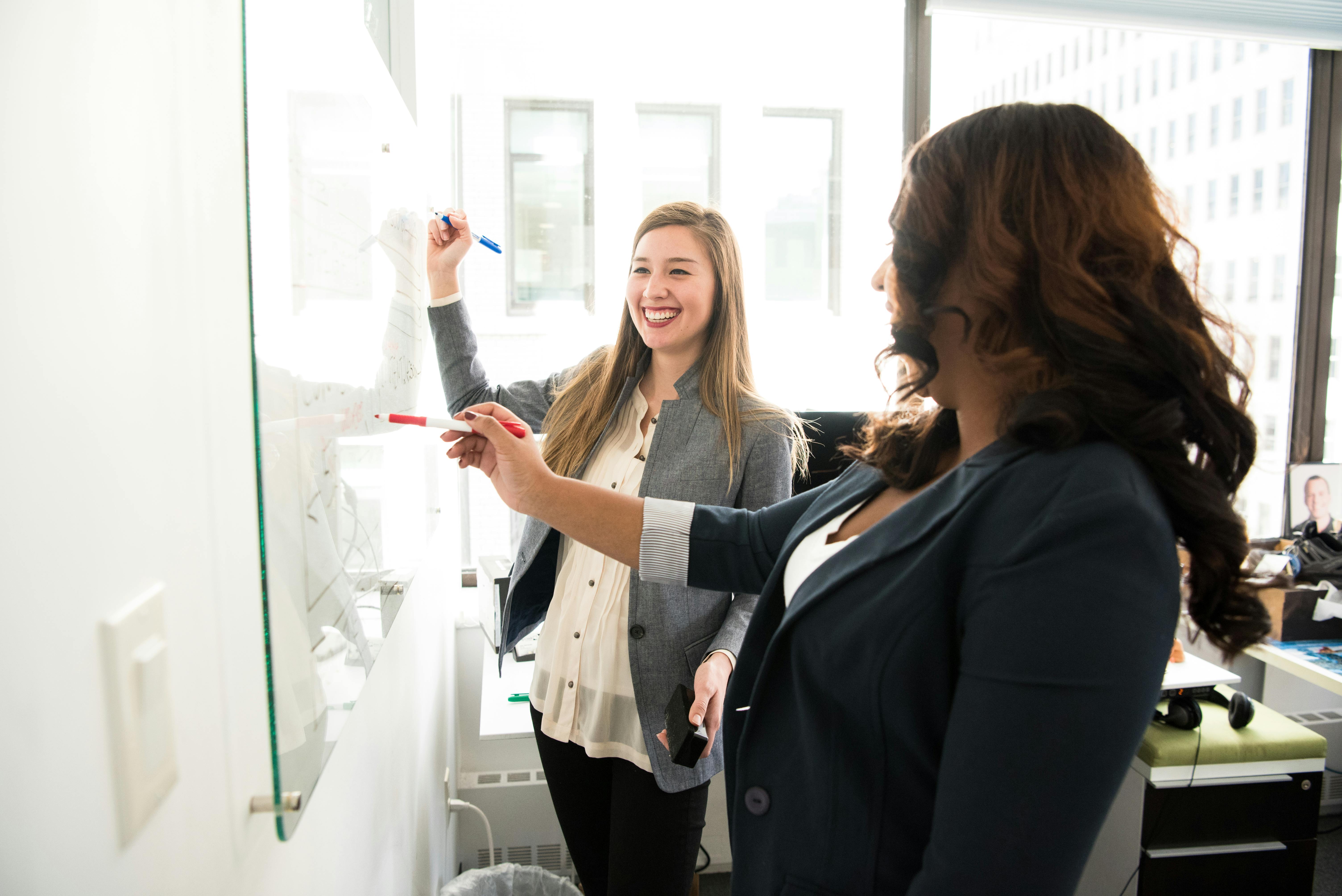 Deux collègues de travail | Source : Pexels