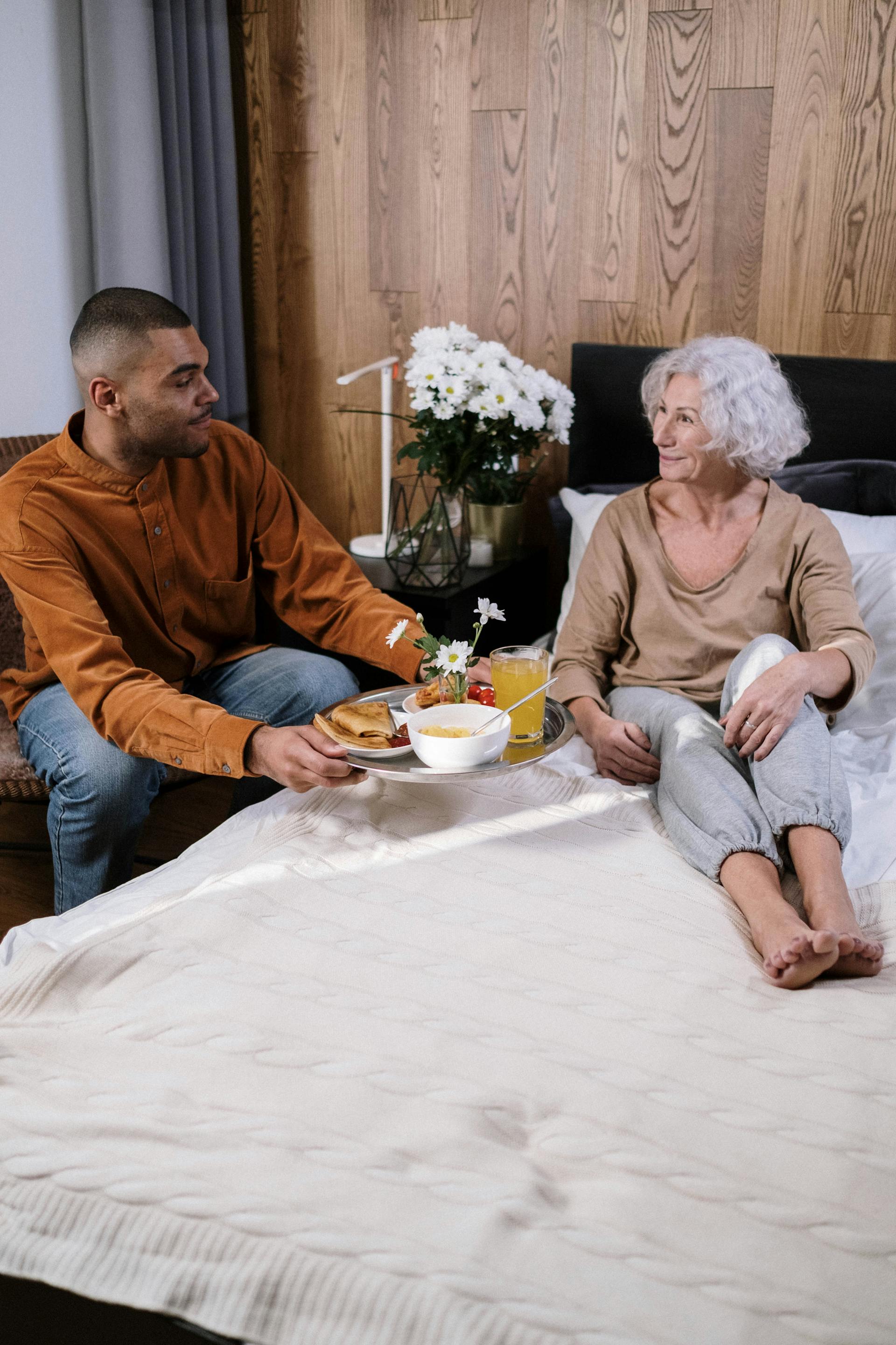 Une mère en train de tisser des liens avec son fils | Source : Pexels