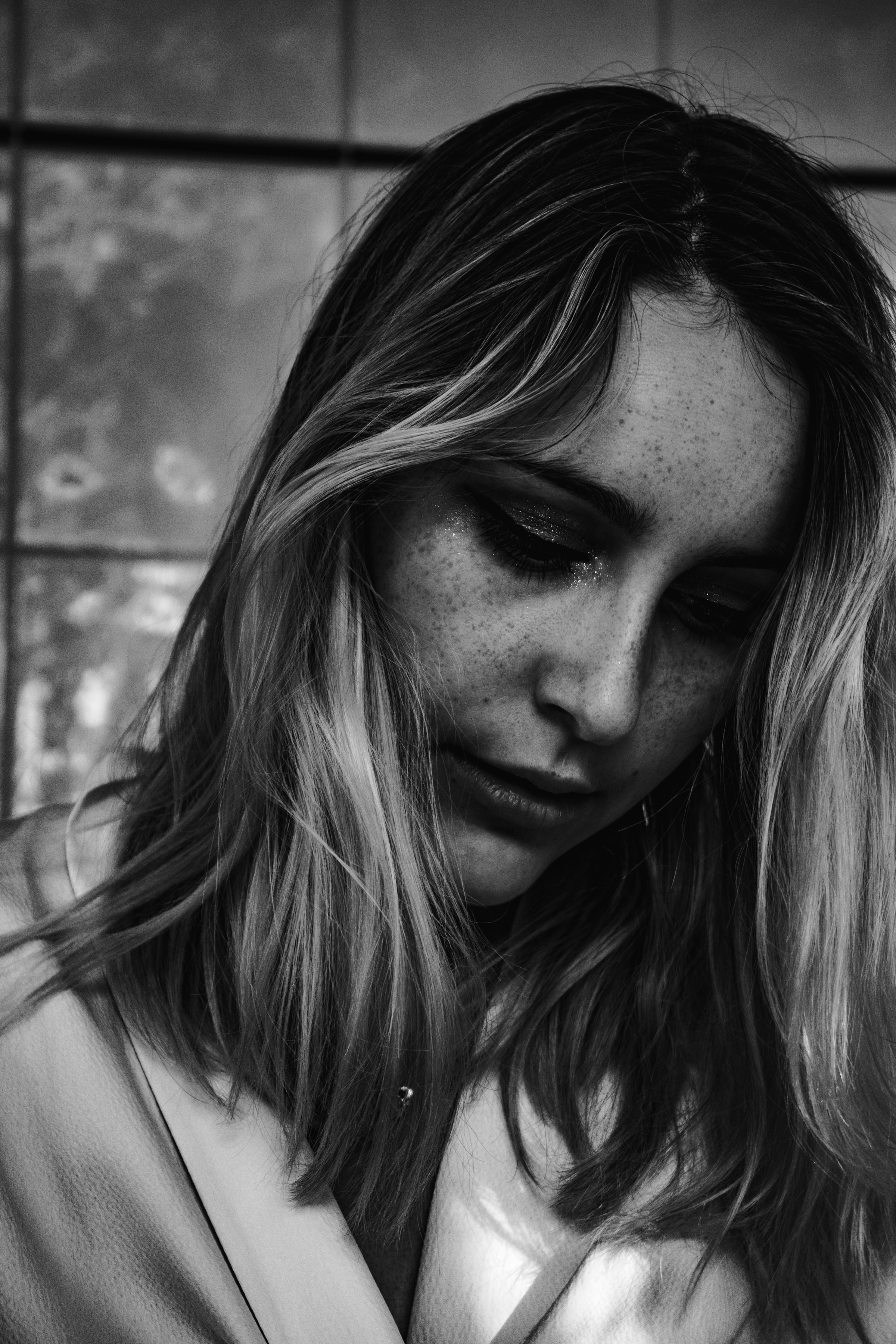 Photo en niveaux de gris d'une femme désemparée | Source : Unsplash