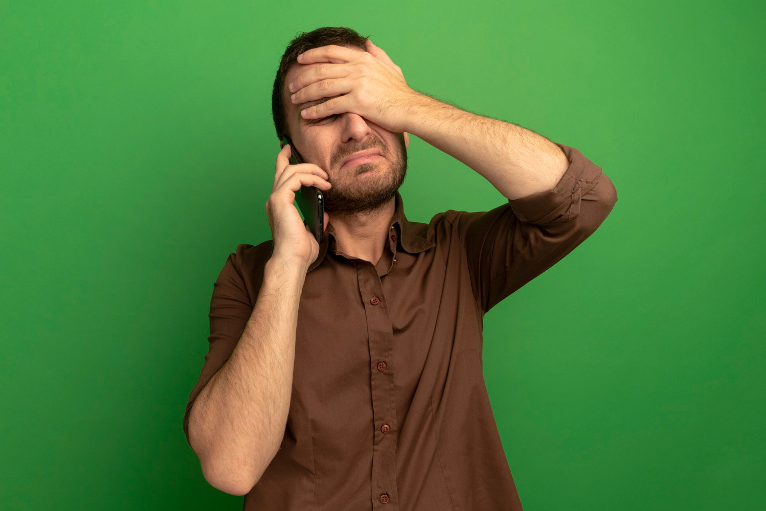 Un homme ébranlé sanglote alors qu'il est en train de passer un appel téléphonique | Source : Freepik