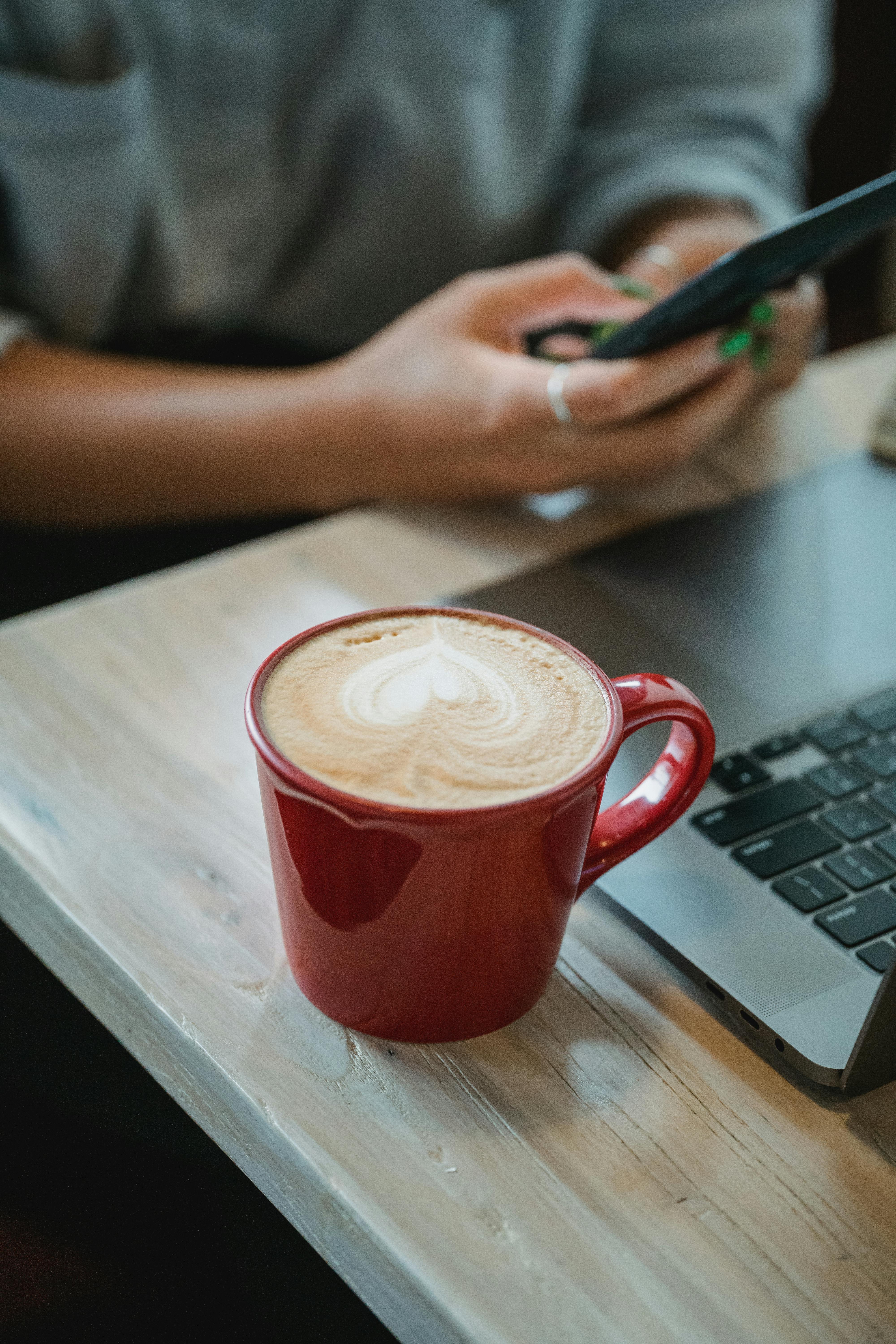 Une femme tapant sur son téléphone portable | Source : Pexels