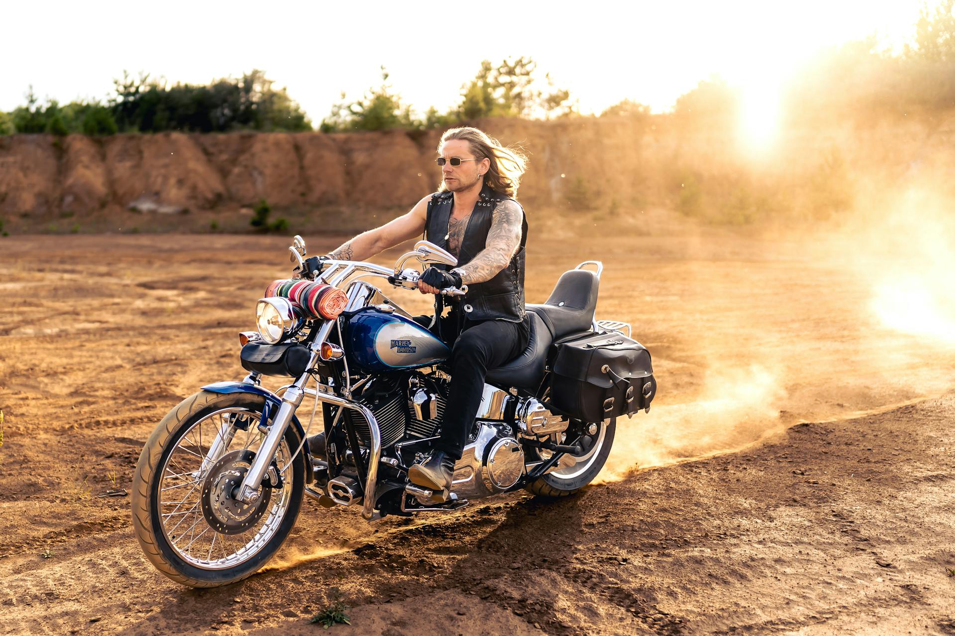 Un homme conduisant une moto | Source : Pexels