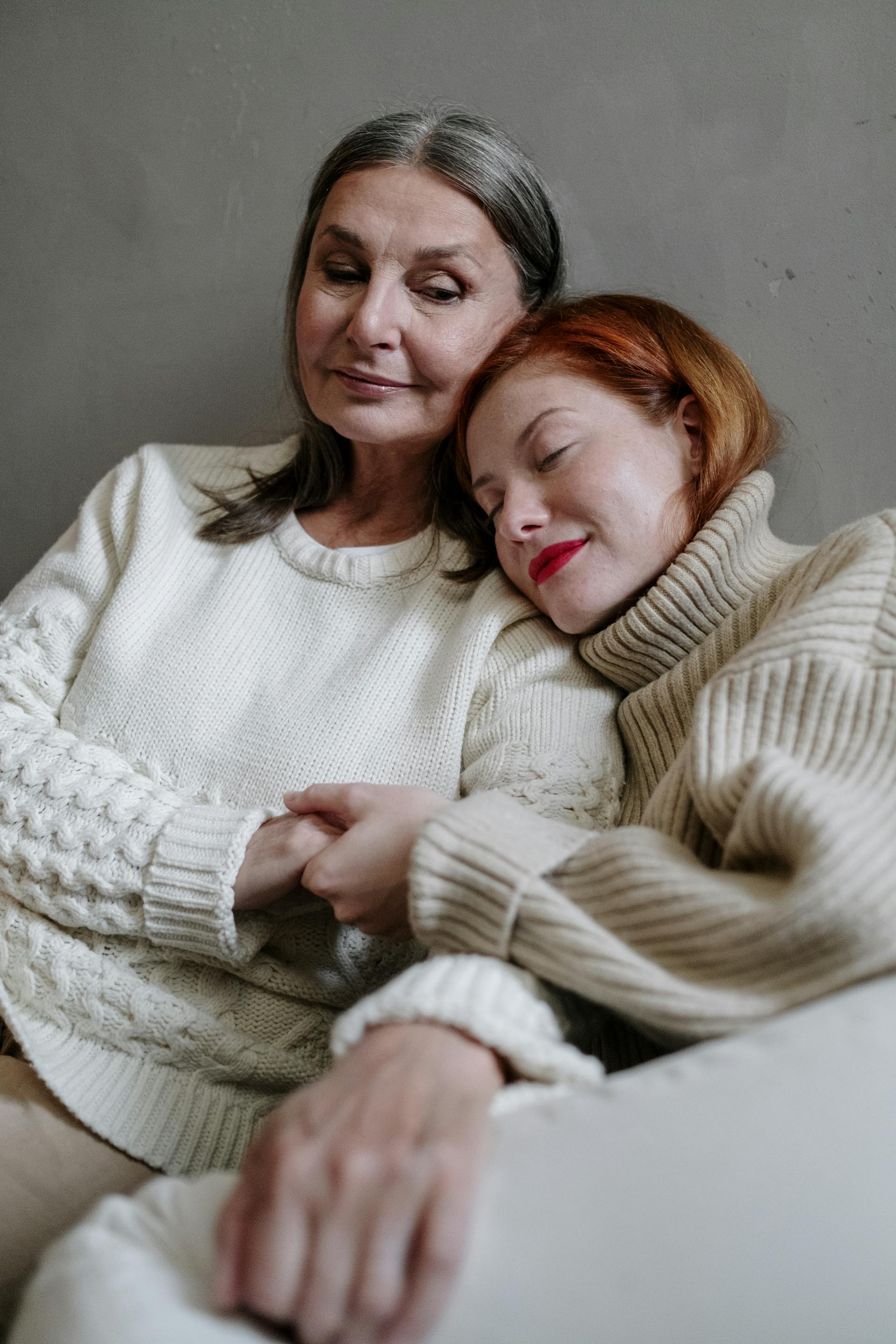 Une jeune femme reposant sa tête sur l'épaule d'une femme âgée | Source : Pexels