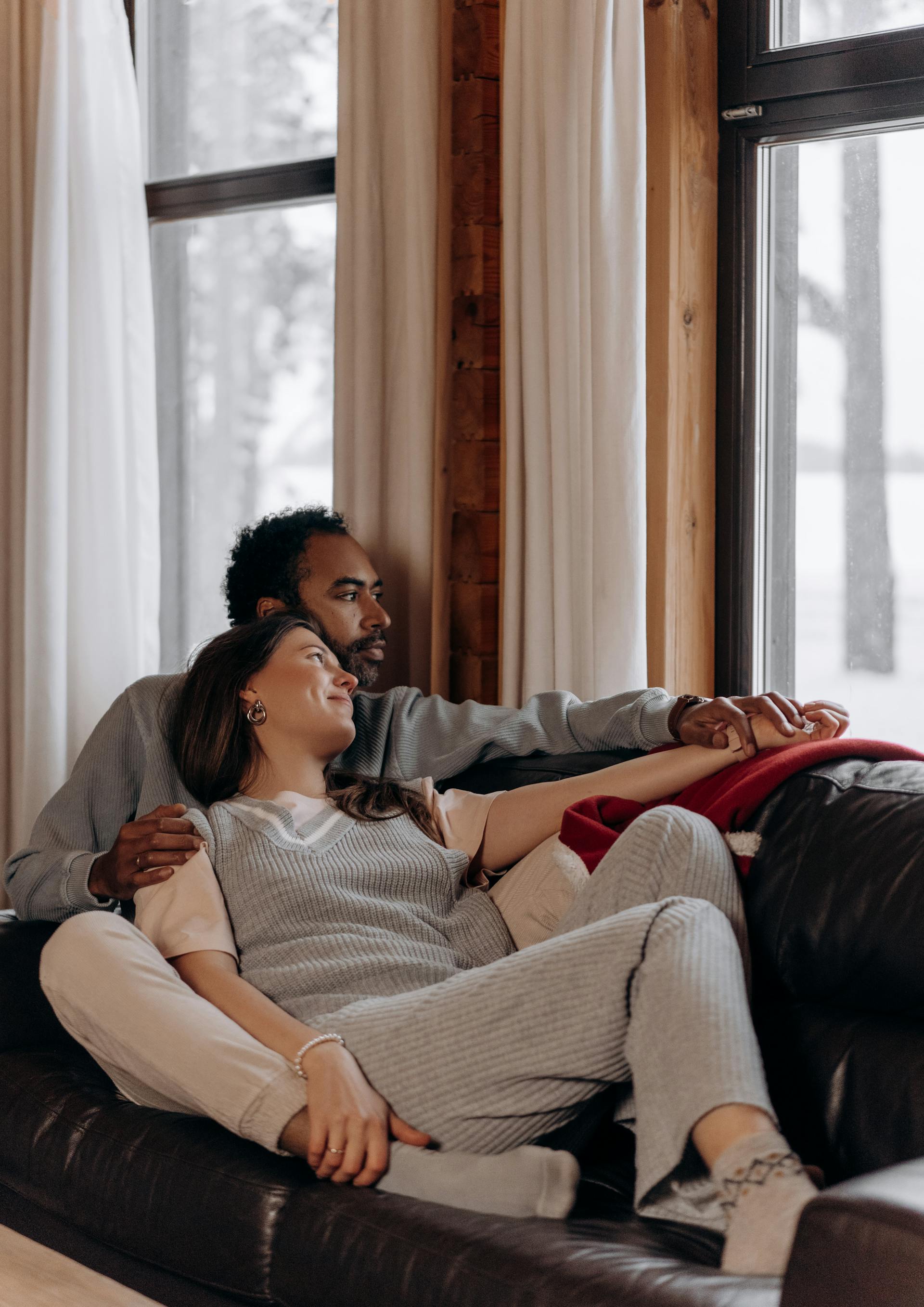 Un couple heureux sur un canapé | Source : Pexels