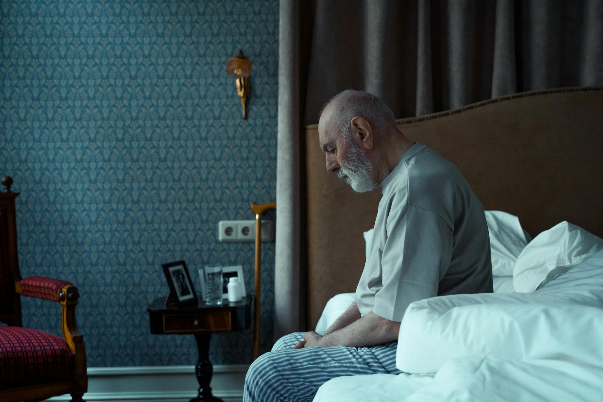 Un homme assis sur un lit | Source : Pexels