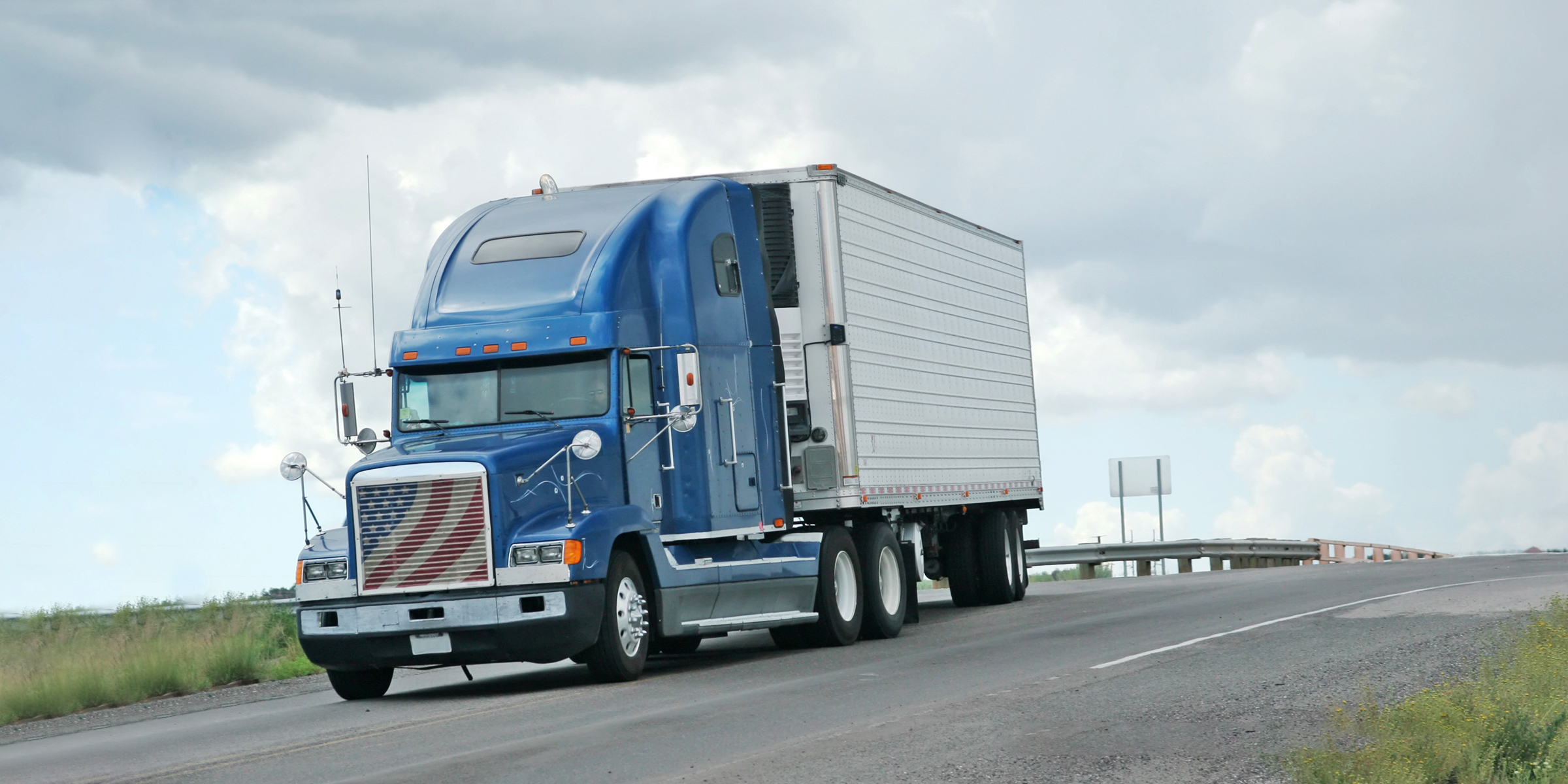 Un camion qui passe à côté d'une femme enceinte. | Source : Shutterstock