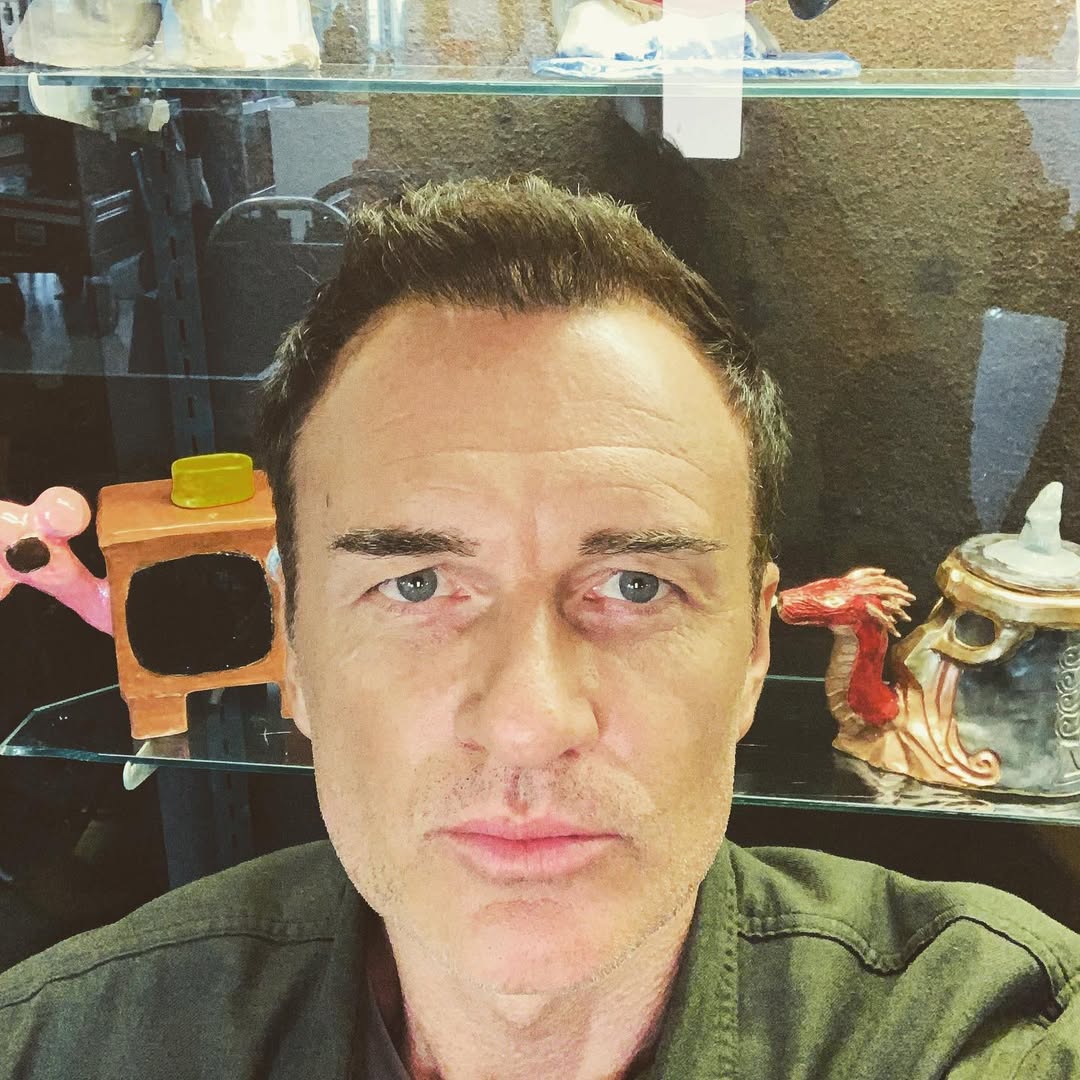 Julian McMahon pour un selfie daté du 5 mars 2020 | Source : Instagram/julianmcmahonofficial