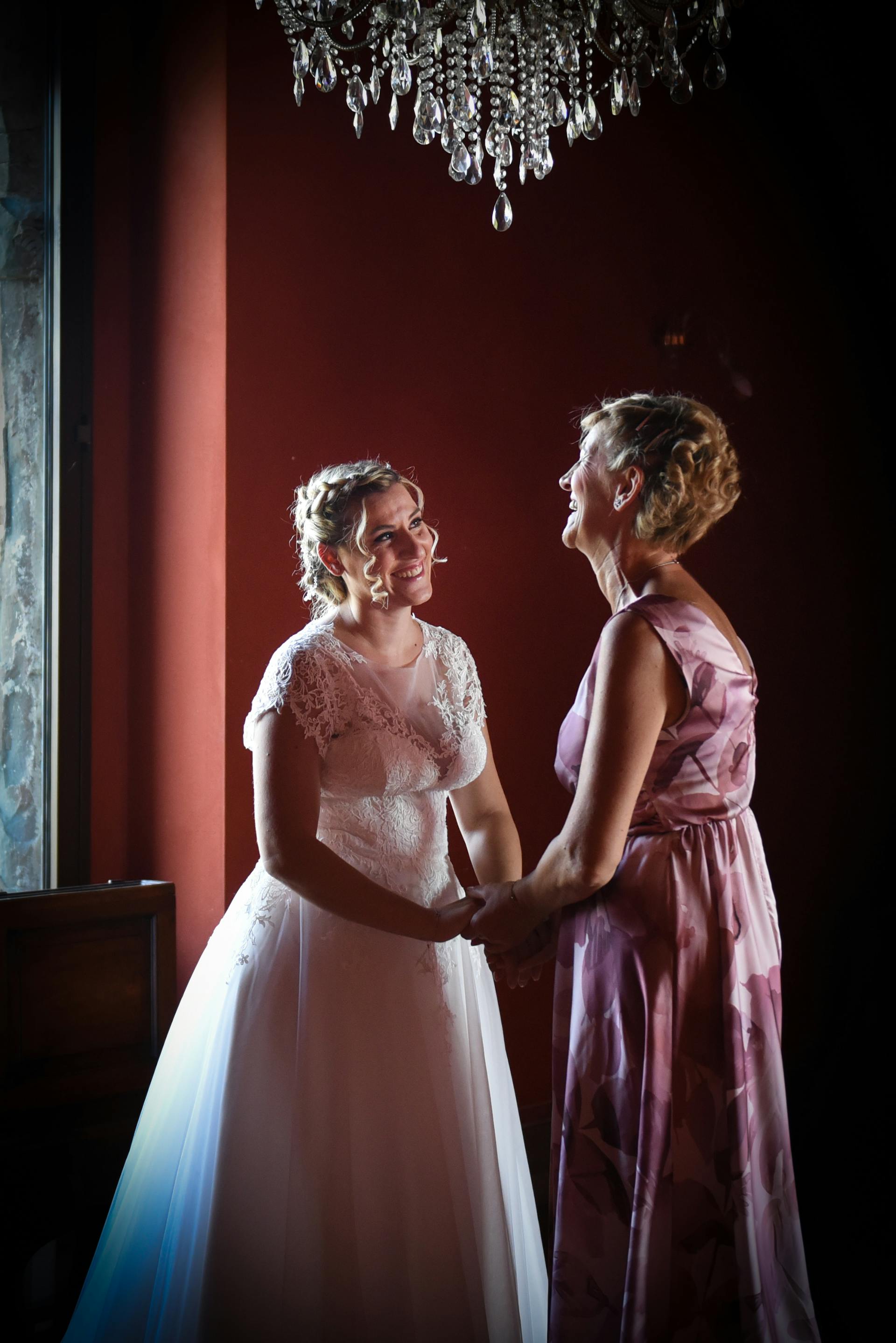 Une mariée tenant la main d'une femme âgée et souriant | Source : Pexels