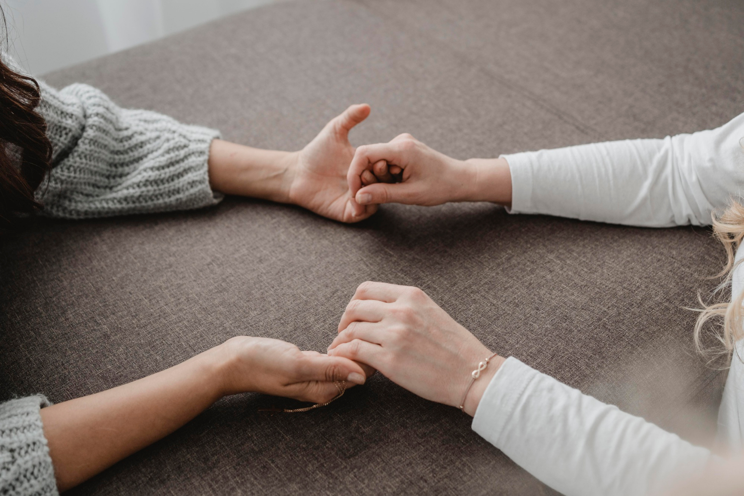 Deux femmes se tenant par la main | Source : Freepik