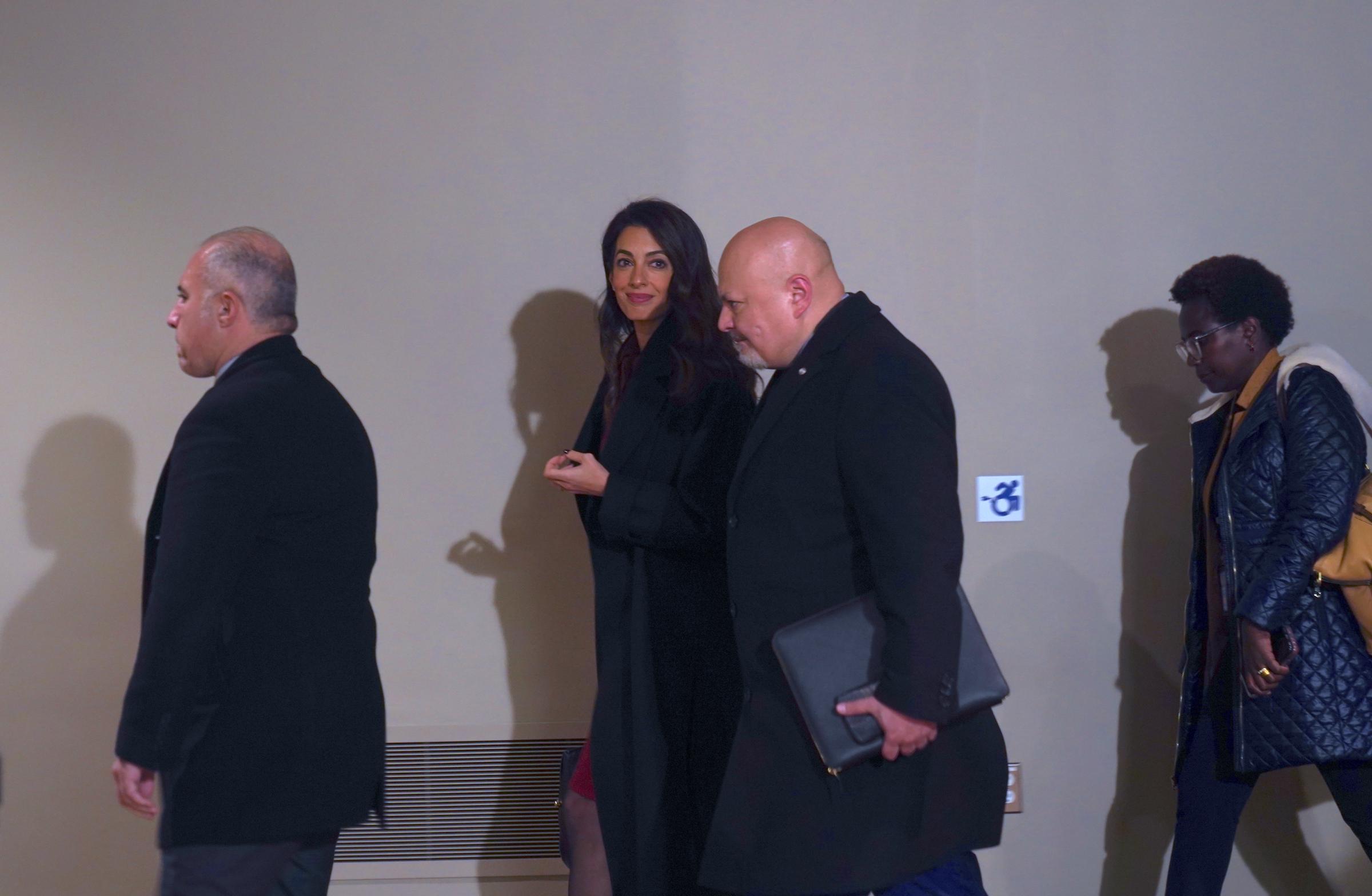 Le procureur de la Cour pénale internationale (CPI) Karim Khan KC (C - D) et sa conseillère spéciale pour le Darfour, Amal Clooney (C - G), sont vus après la réunion du Conseil de sécurité des Nations unies au siège de l'ONU, le 25 janvier 2023, à New York. | Source : Getty Images