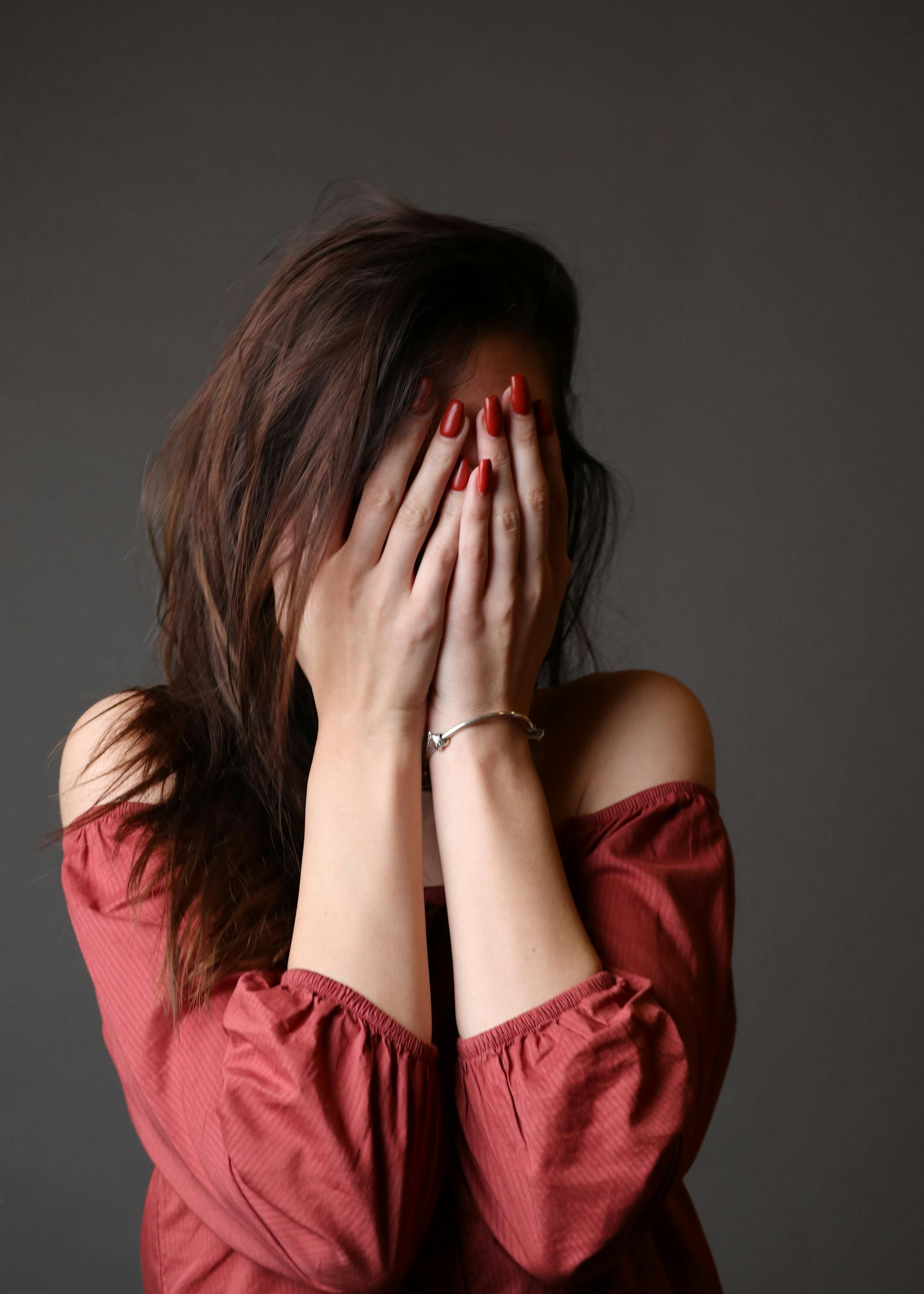 Une femme se couvrant le visage avec ses mains | Source : Pexels