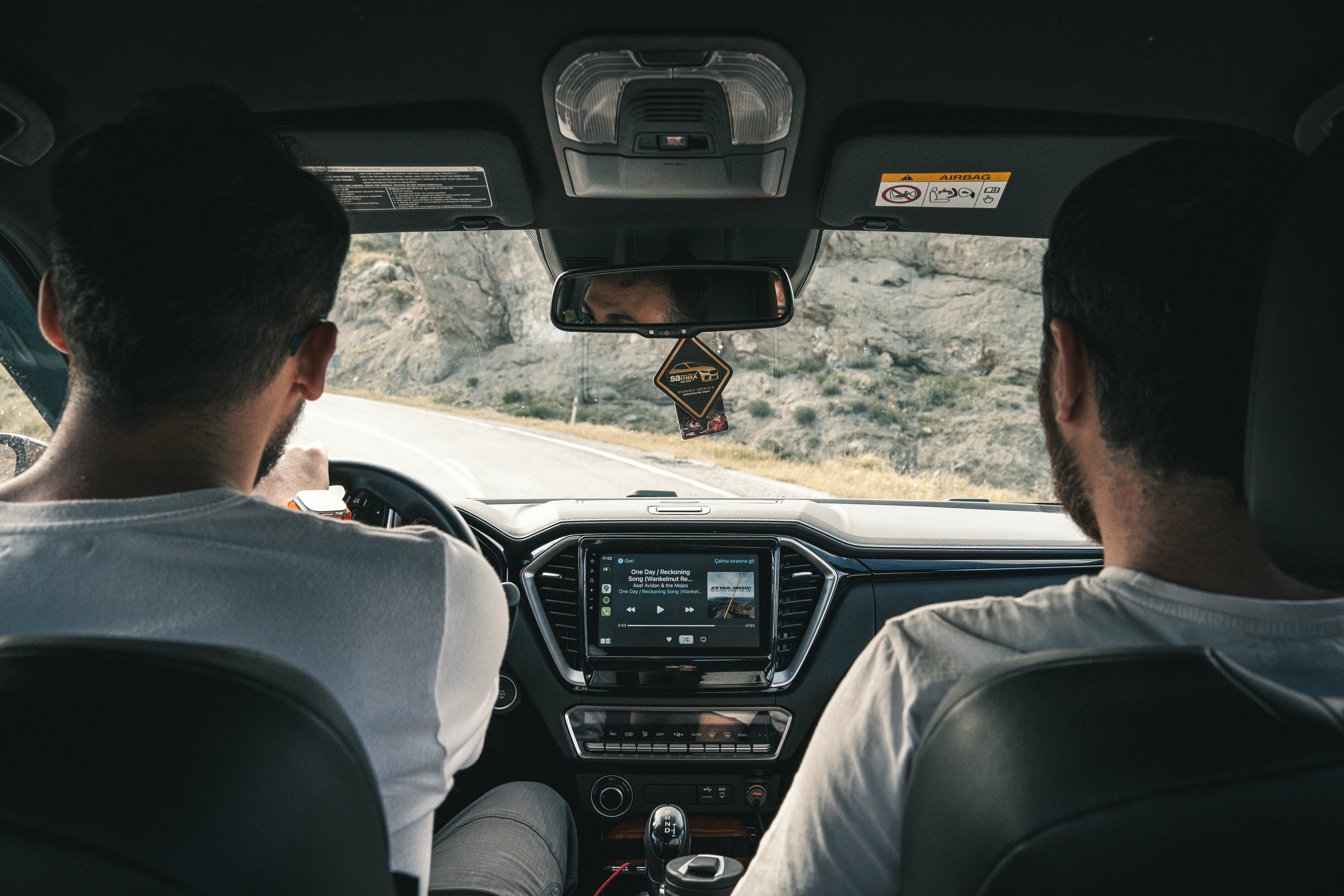 Deux hommes en voyage sur la route | Source : Pexels