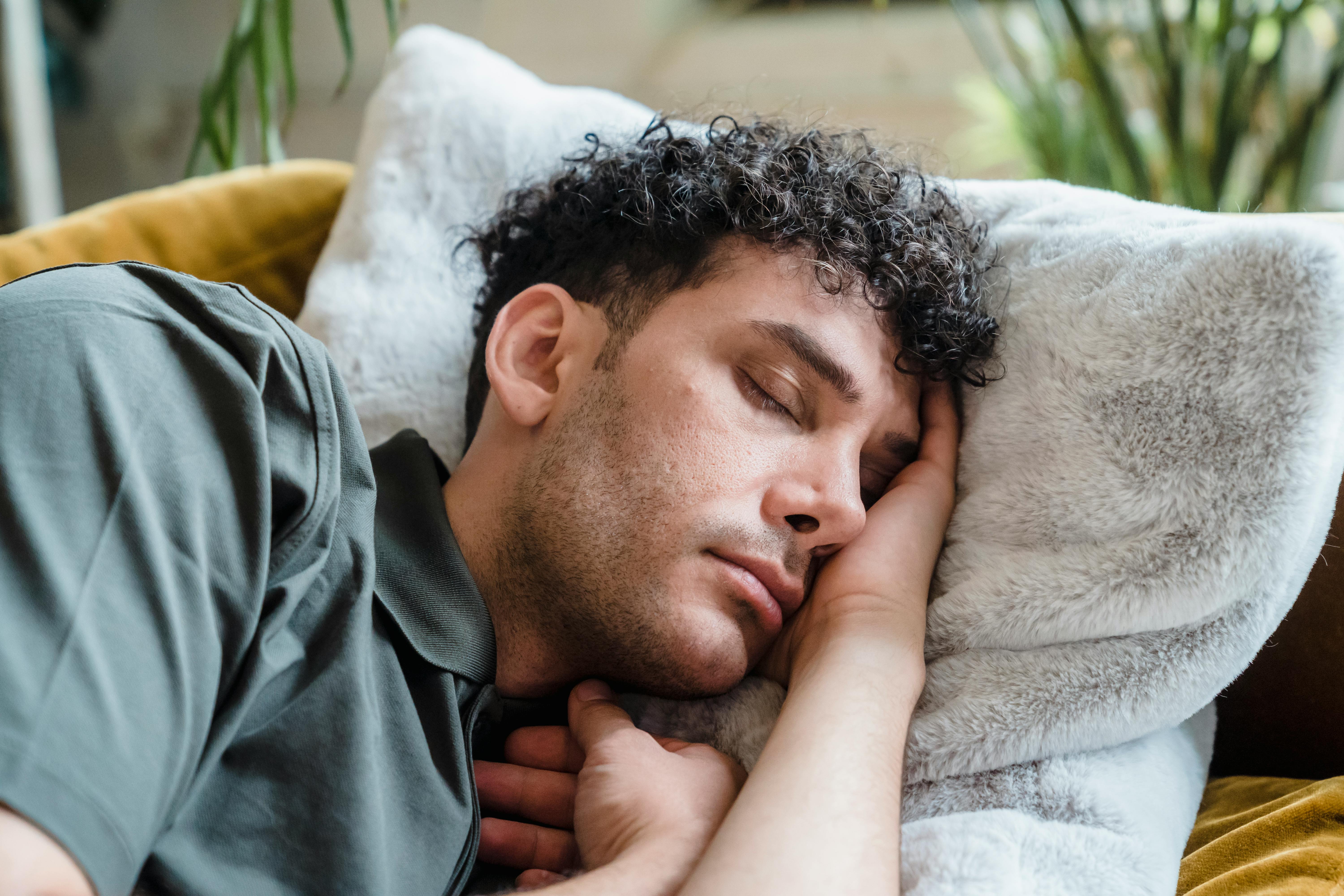 Un homme qui dort | Source : Pexels