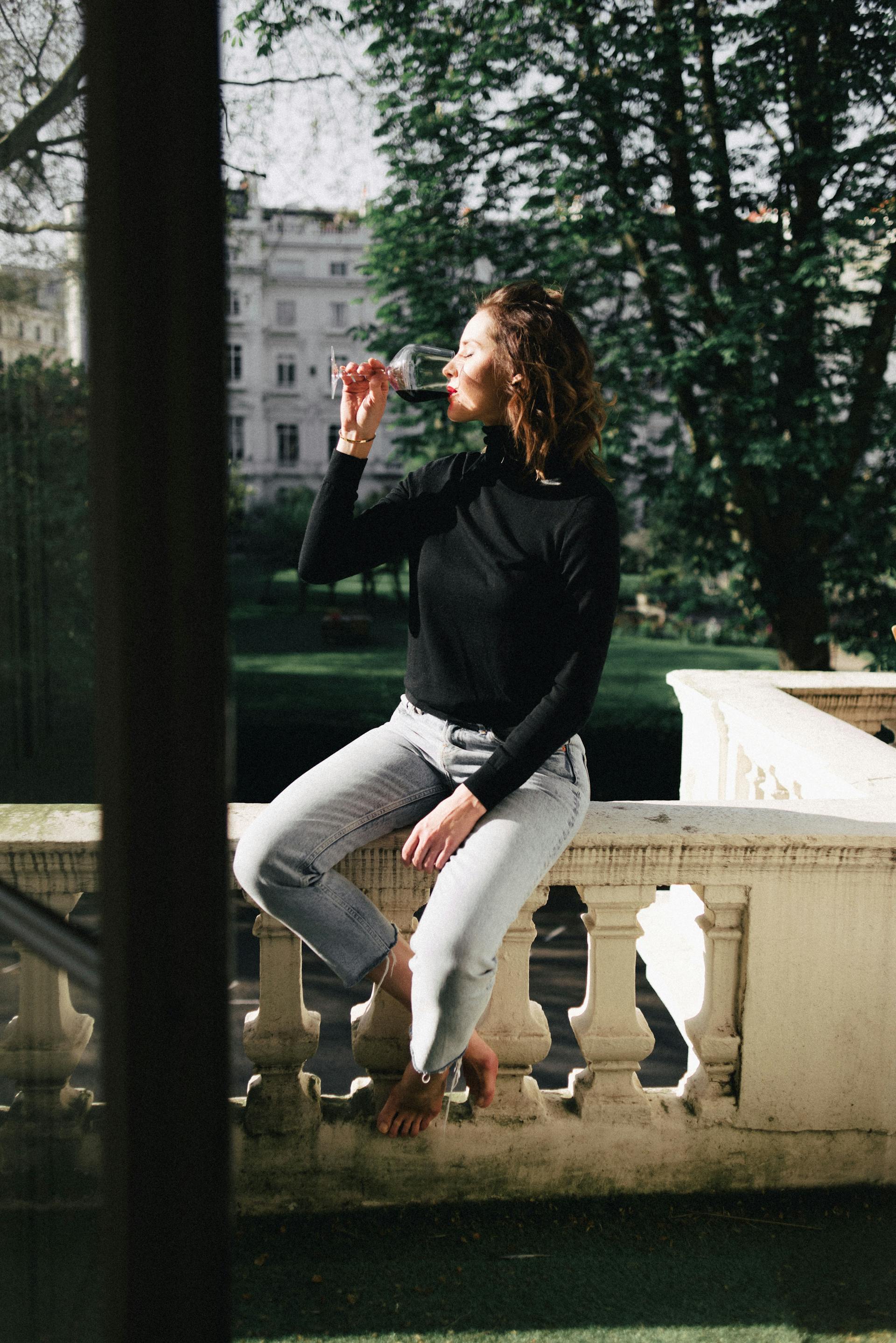 Une femme heureuse qui sirote du vin | Source : Pexels