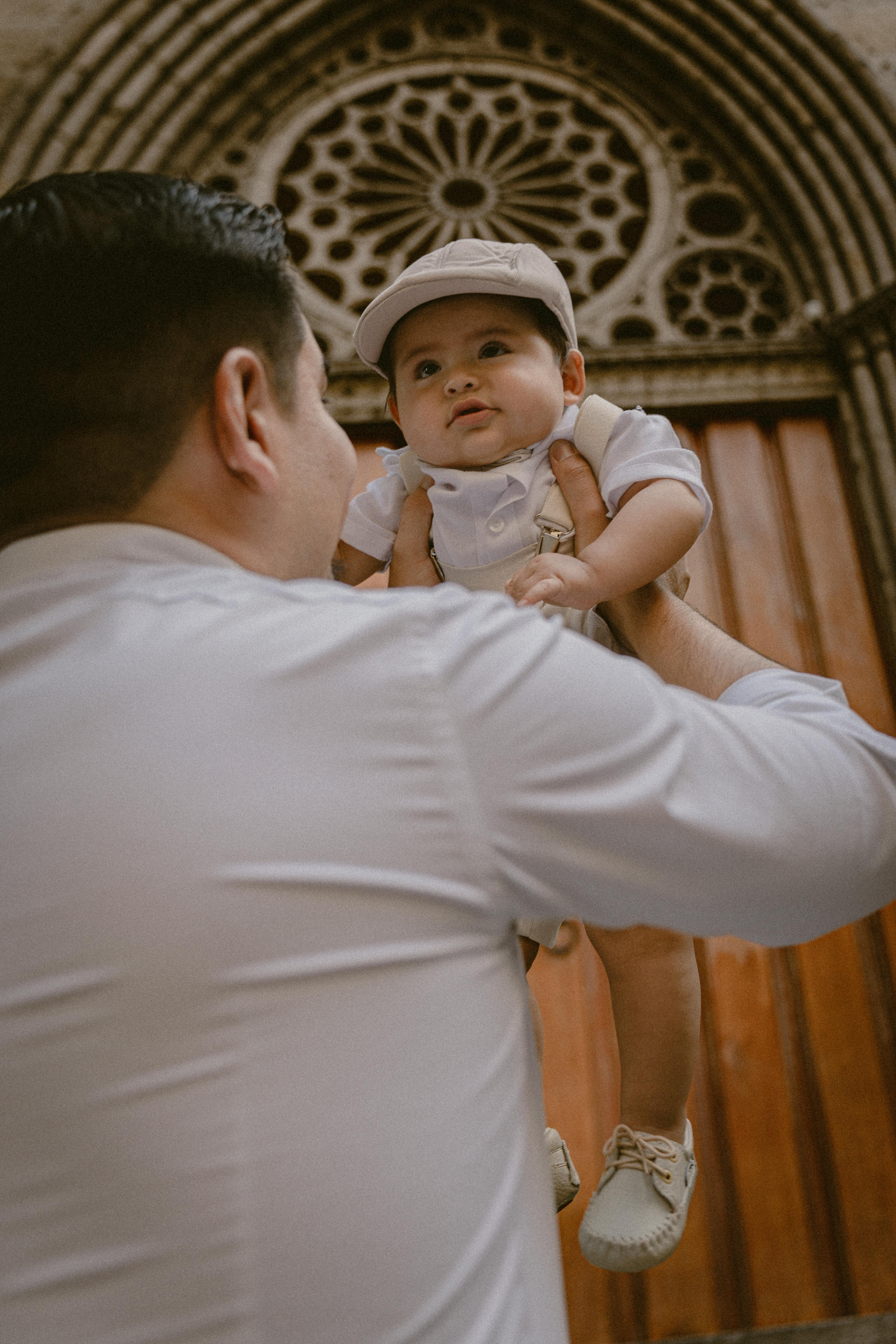 Un homme tenant un bébé | Source : Pexels