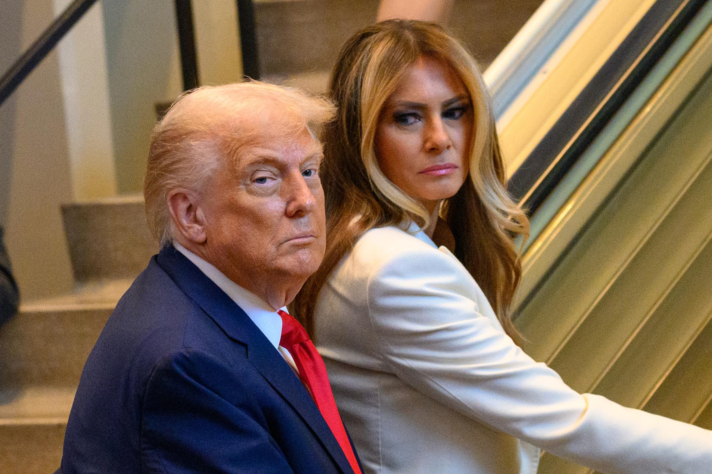 Melania Trump jette un regard de côté tandis que Donald Trump reste impassible. | Source : Getty Images