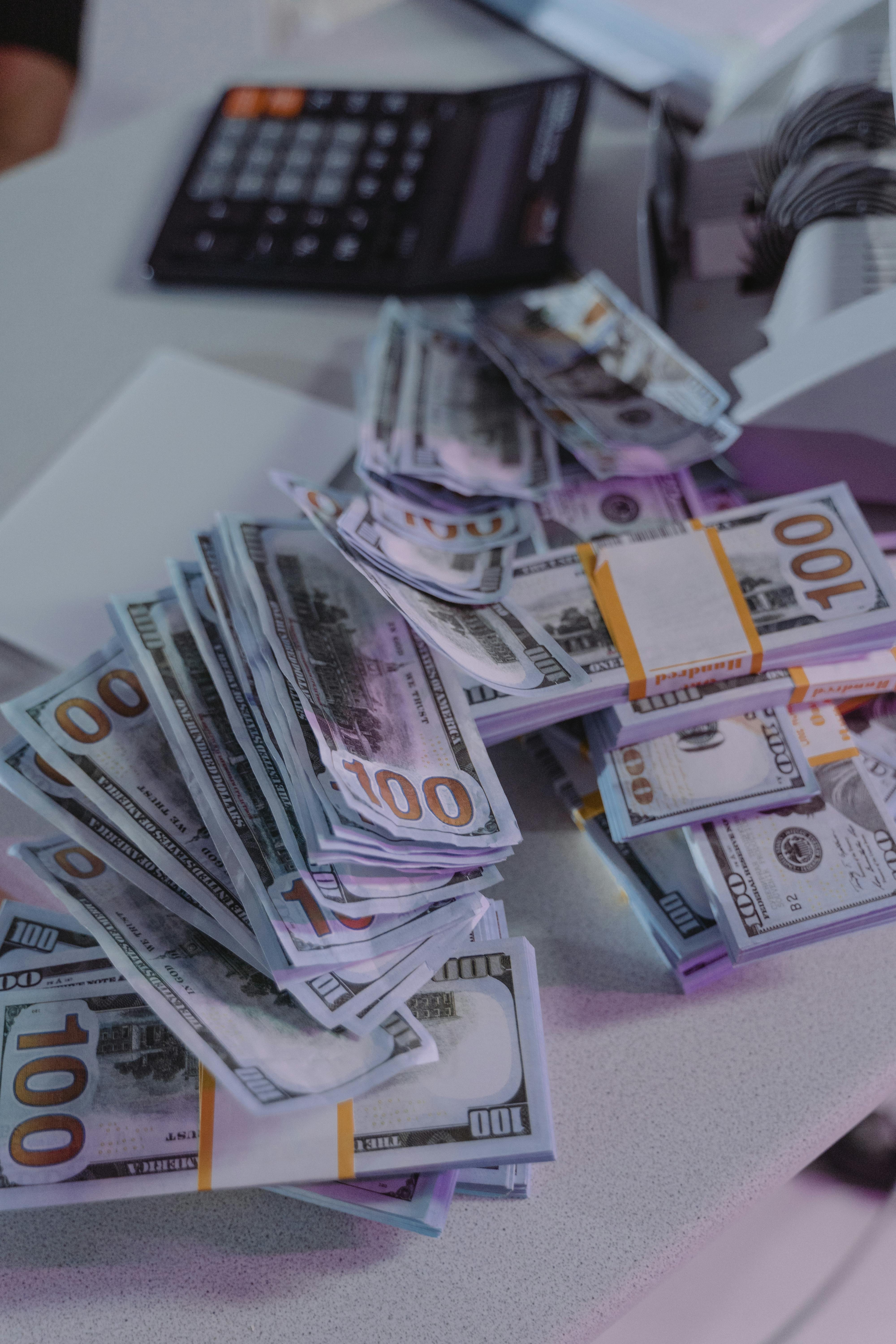 Des piles d'argent sur un comptoir | Source : Pexels