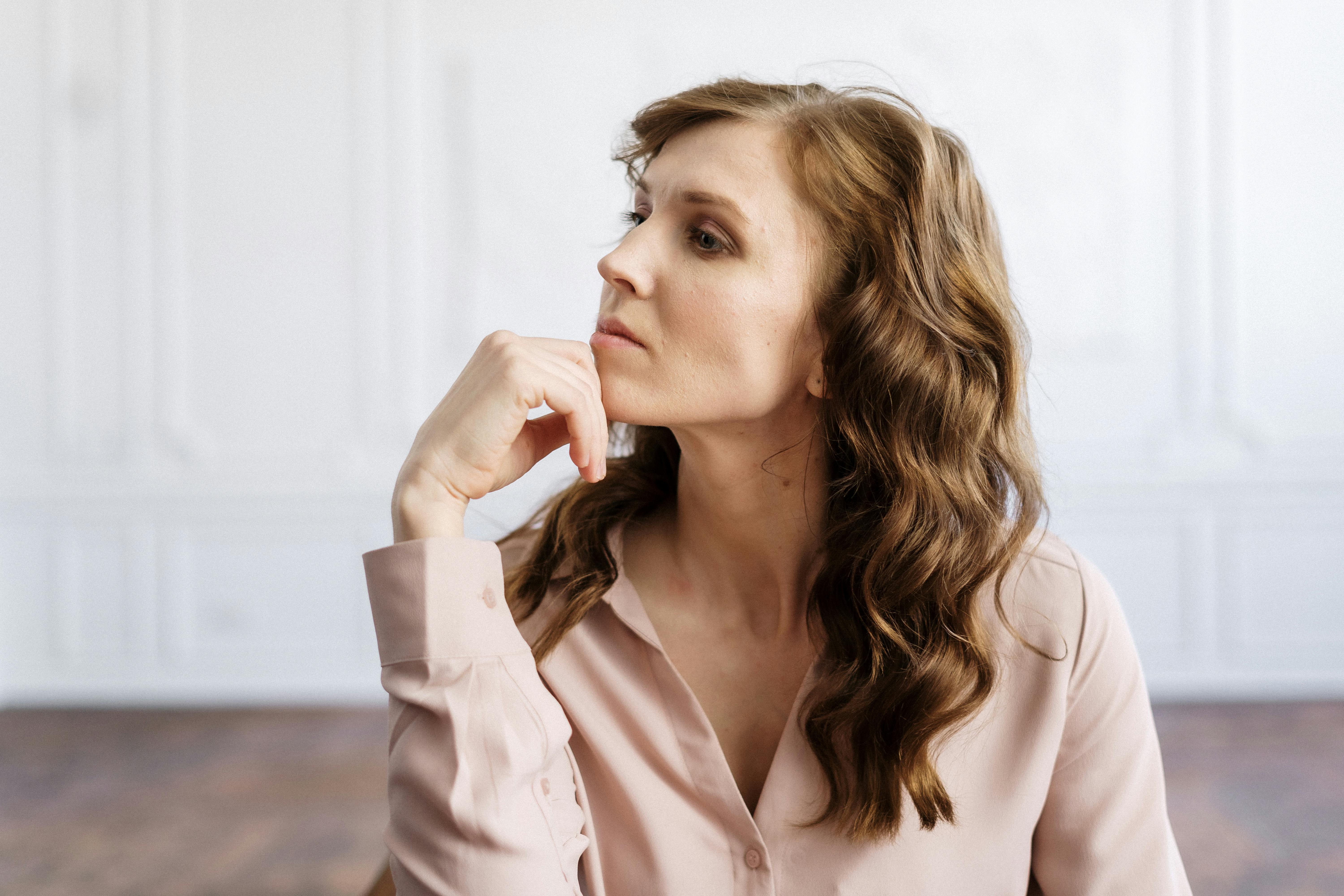 Une femme plongée dans ses pensées | Source : Pexels