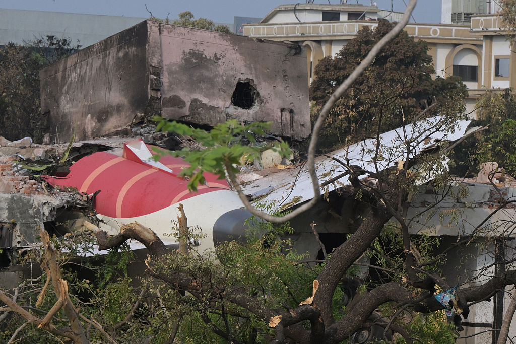 L'épave du Boeing 787-8 d'Air India, photographiée dans un quartier résidentiel près de l'aéroport d'Ahmedabad, le 14 juin 2025, après le crash de l'appareil, effectuant le vol 171, peu après son décollage le 12 juin. | Source : Getty Images