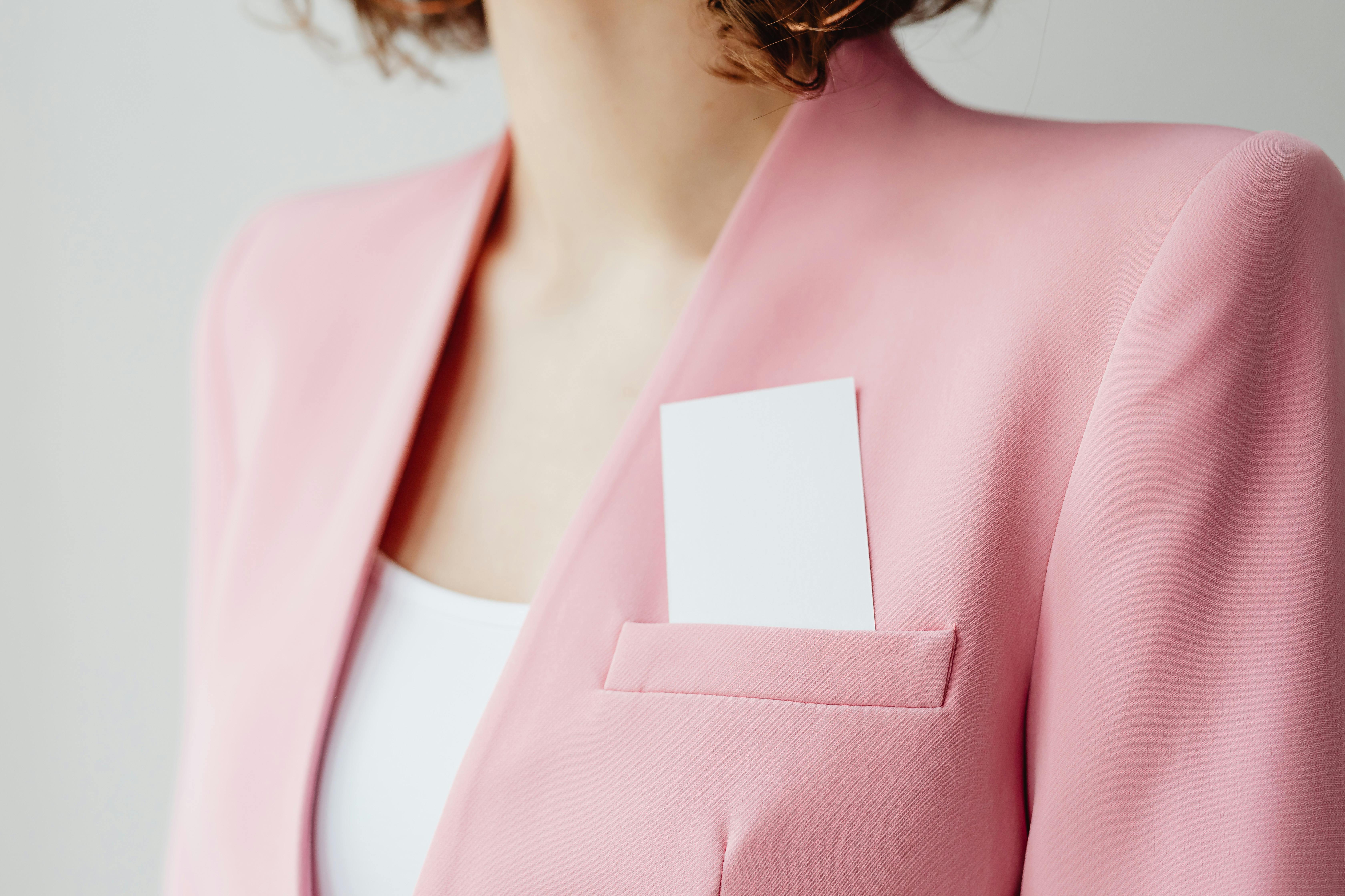 Une femme vêtue d'un blazer rose | Source : Pexels