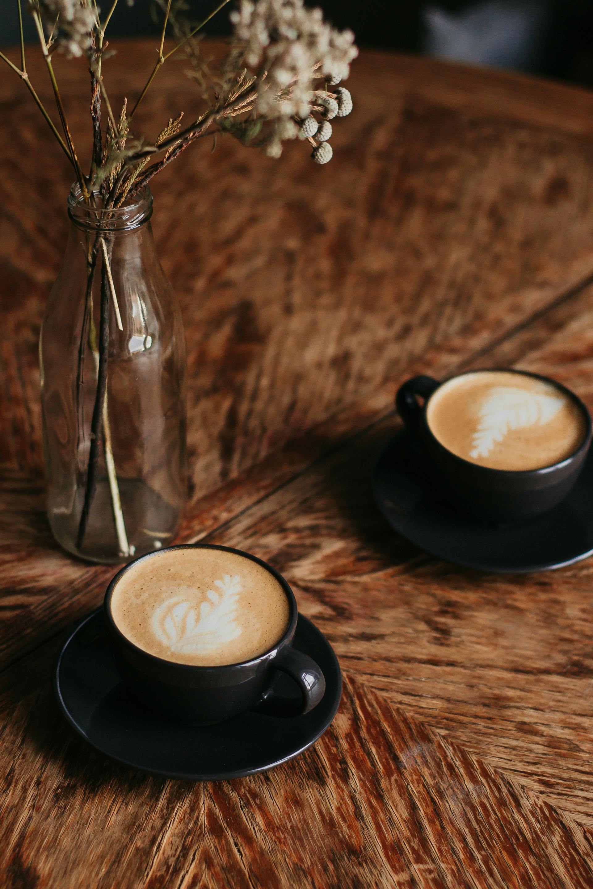 Deux tasses de café sur une table | Source : Pexels