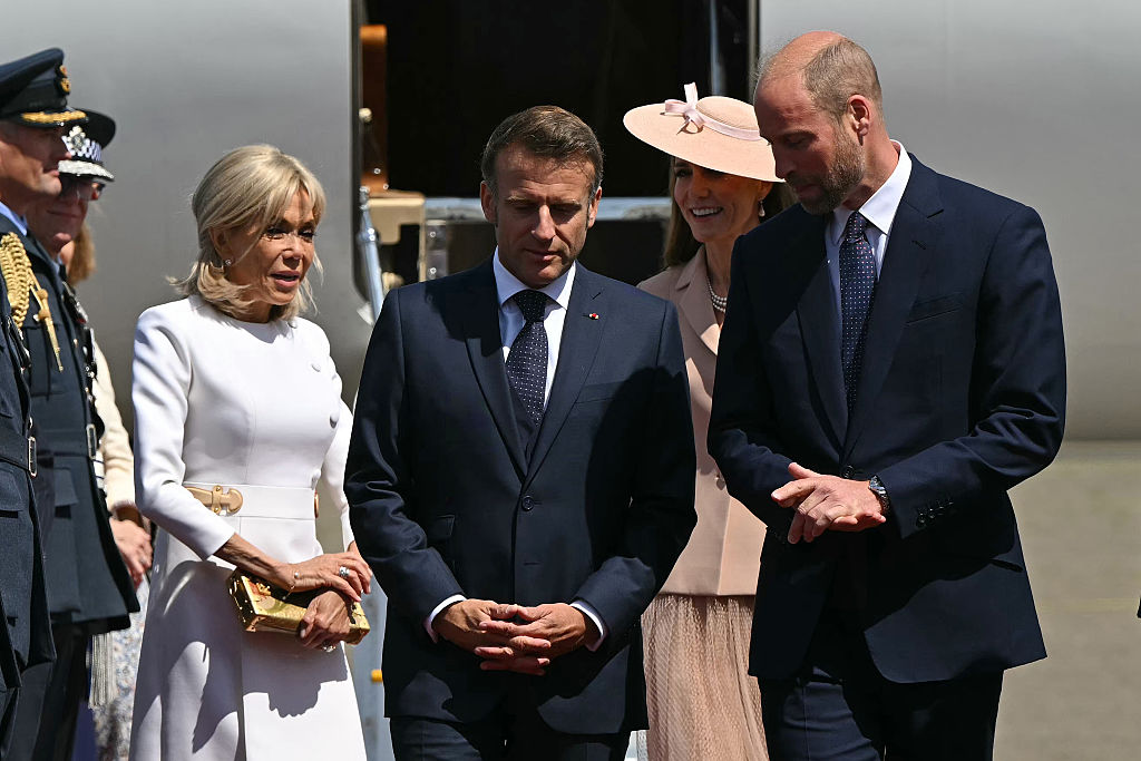 Le couple présidentiel français accueilli par le prince et la princesse de Galles à leur arrivée en Angleterre | Source : Getty Images