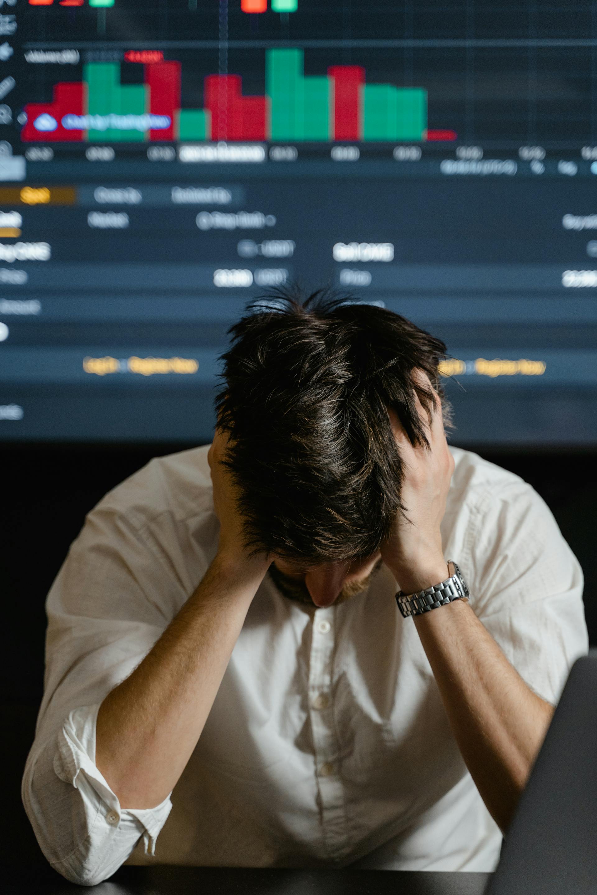 Un homme stressé au travail | Source : Pexels