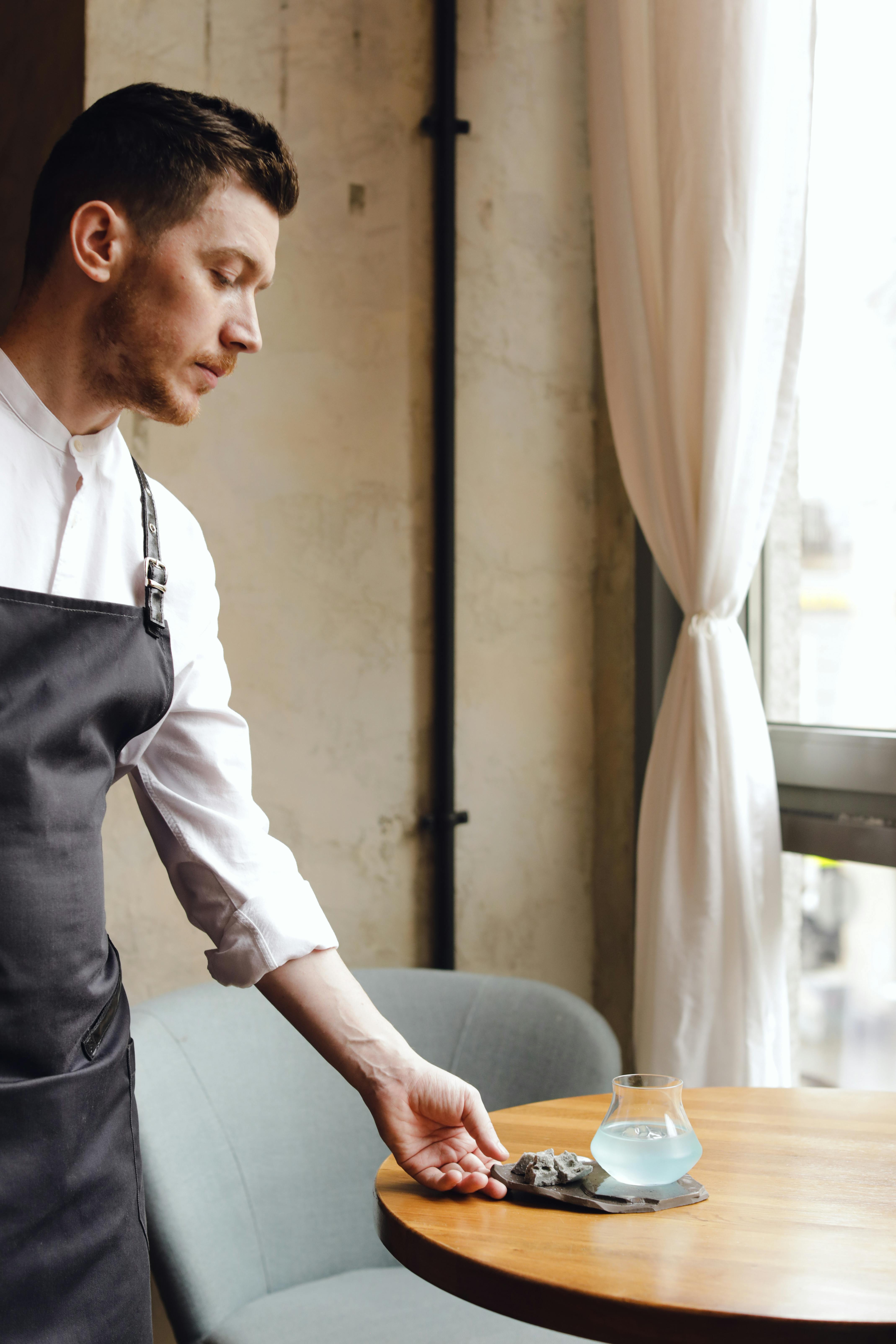 Un serveur en train de travailler | Source : Pexels