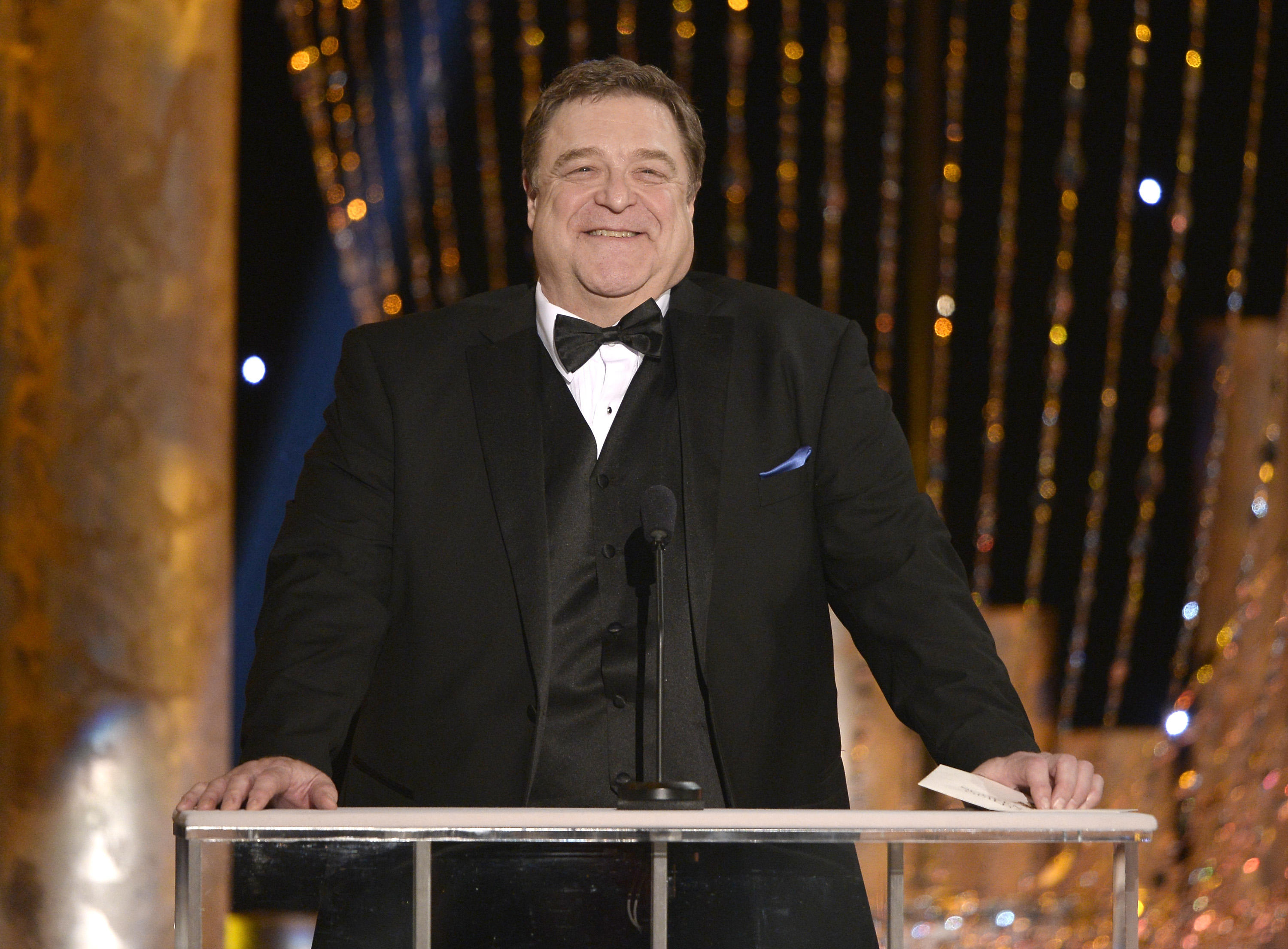 John Goodman sur scène lors de la 20e cérémonie annuelle des Screen Actors Guild Awards, le 18 janvier 2014, à Los Angeles, en Californie. | Source : Getty Images