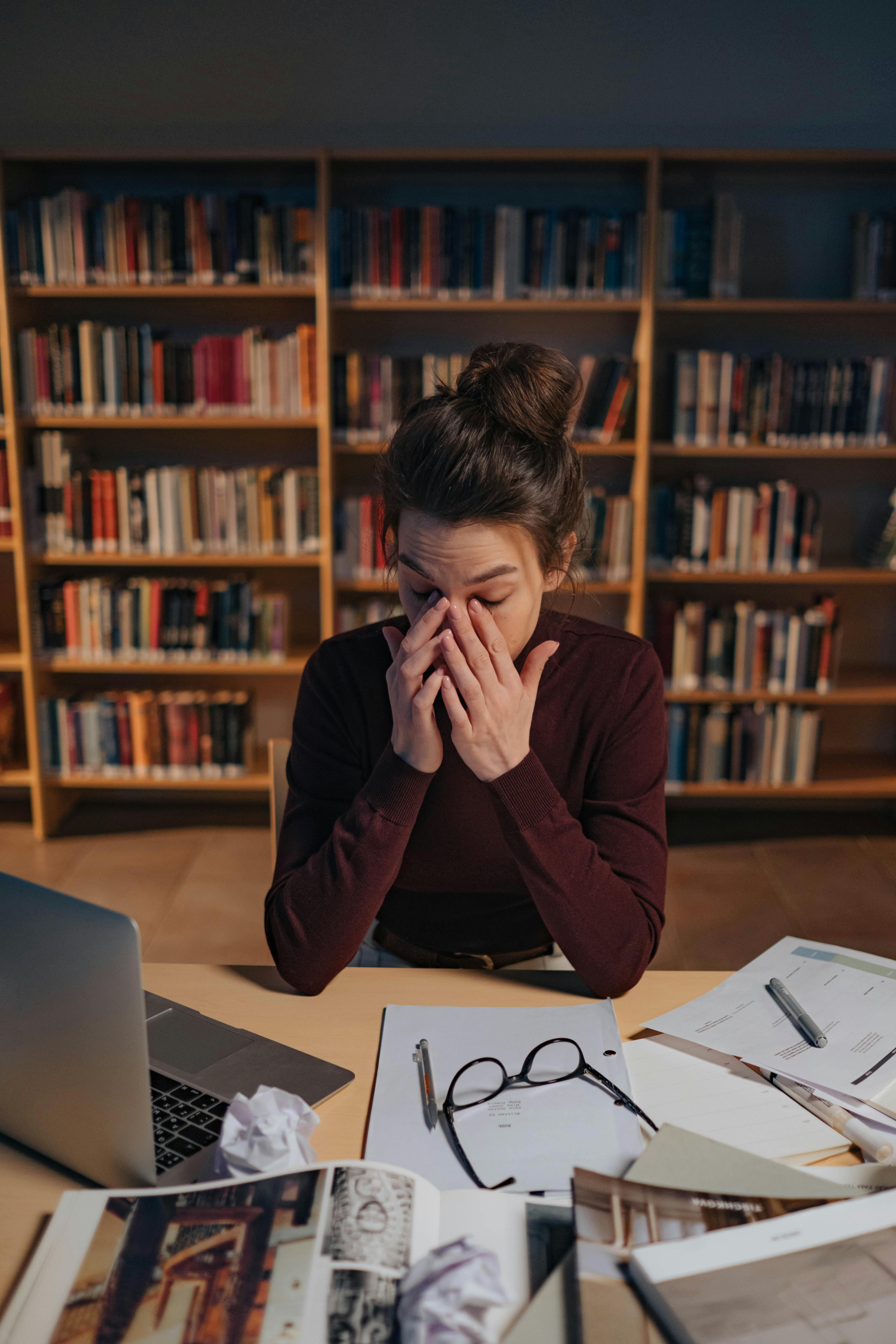 Une femme travaillant dans une bibliothèque | Source : Pexels