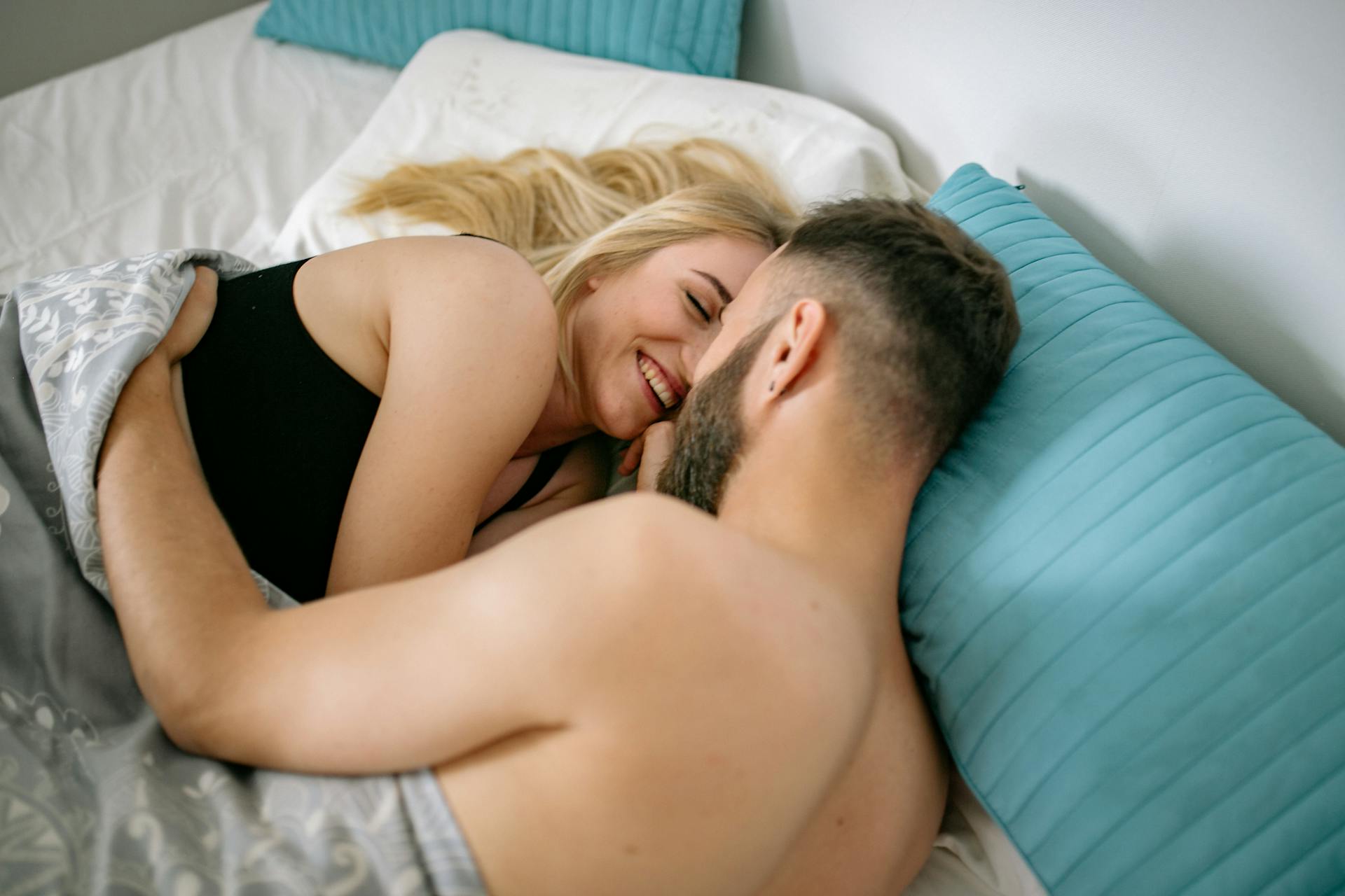 Un couple au lit | Source : Pexels