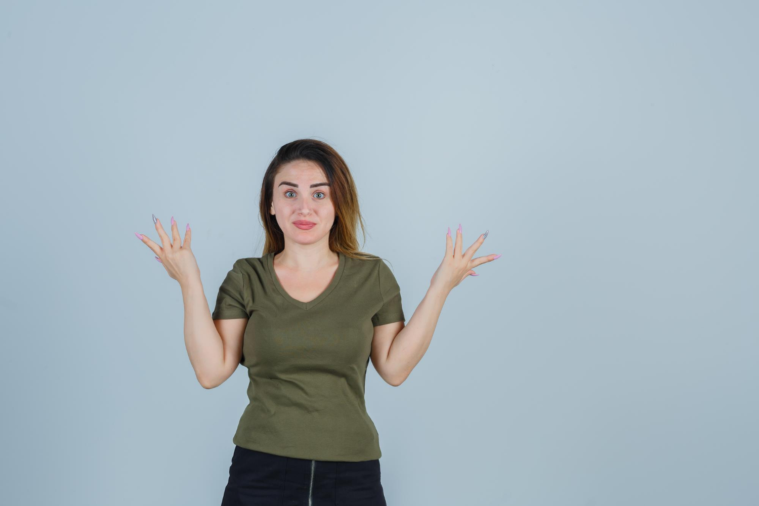 Une femme en colère haussant les épaules | Source : Freepik